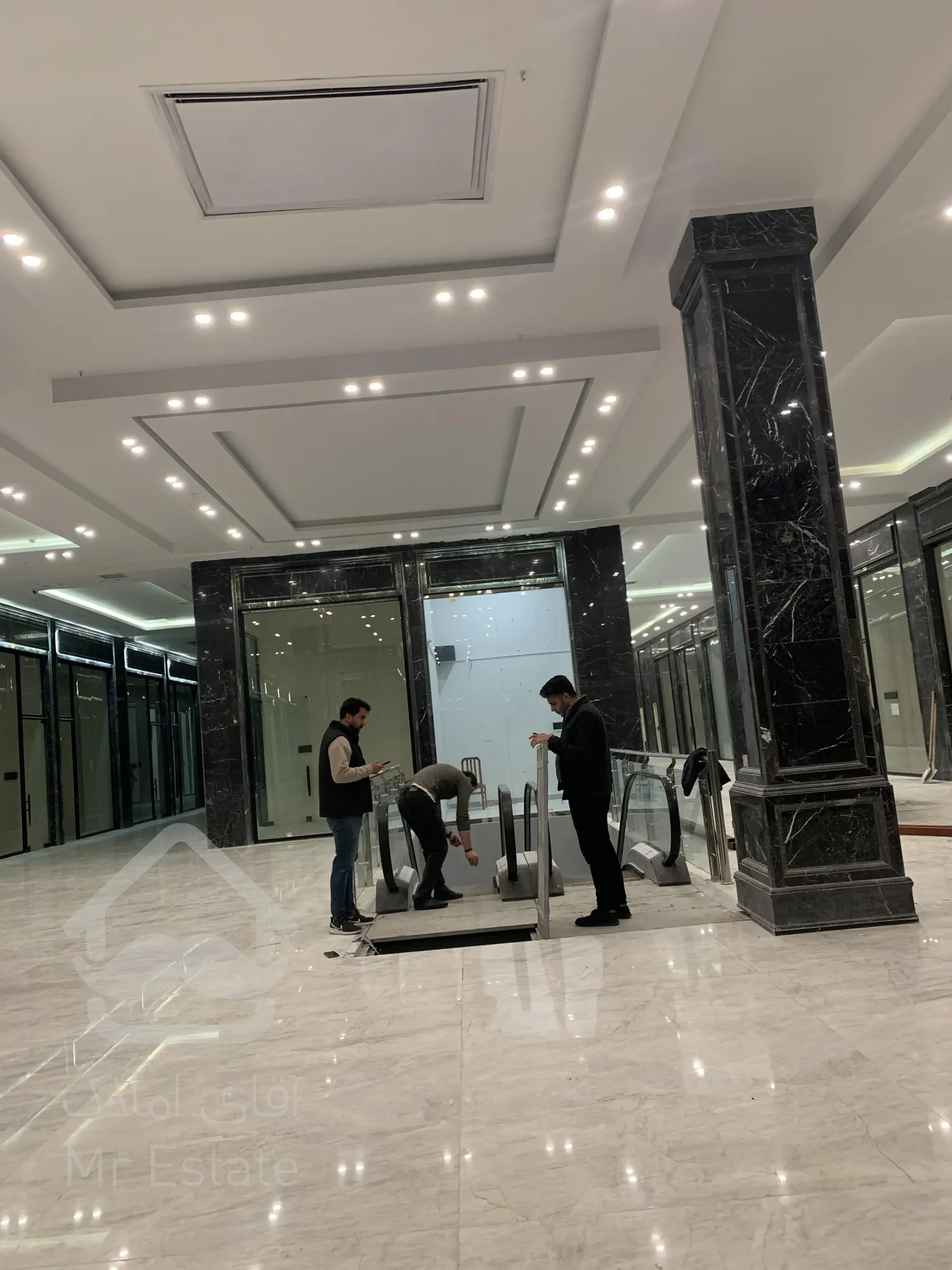 اجاره مغازه 39 متری در رونیکا مال پاسداران جنب مترو حسین آباد