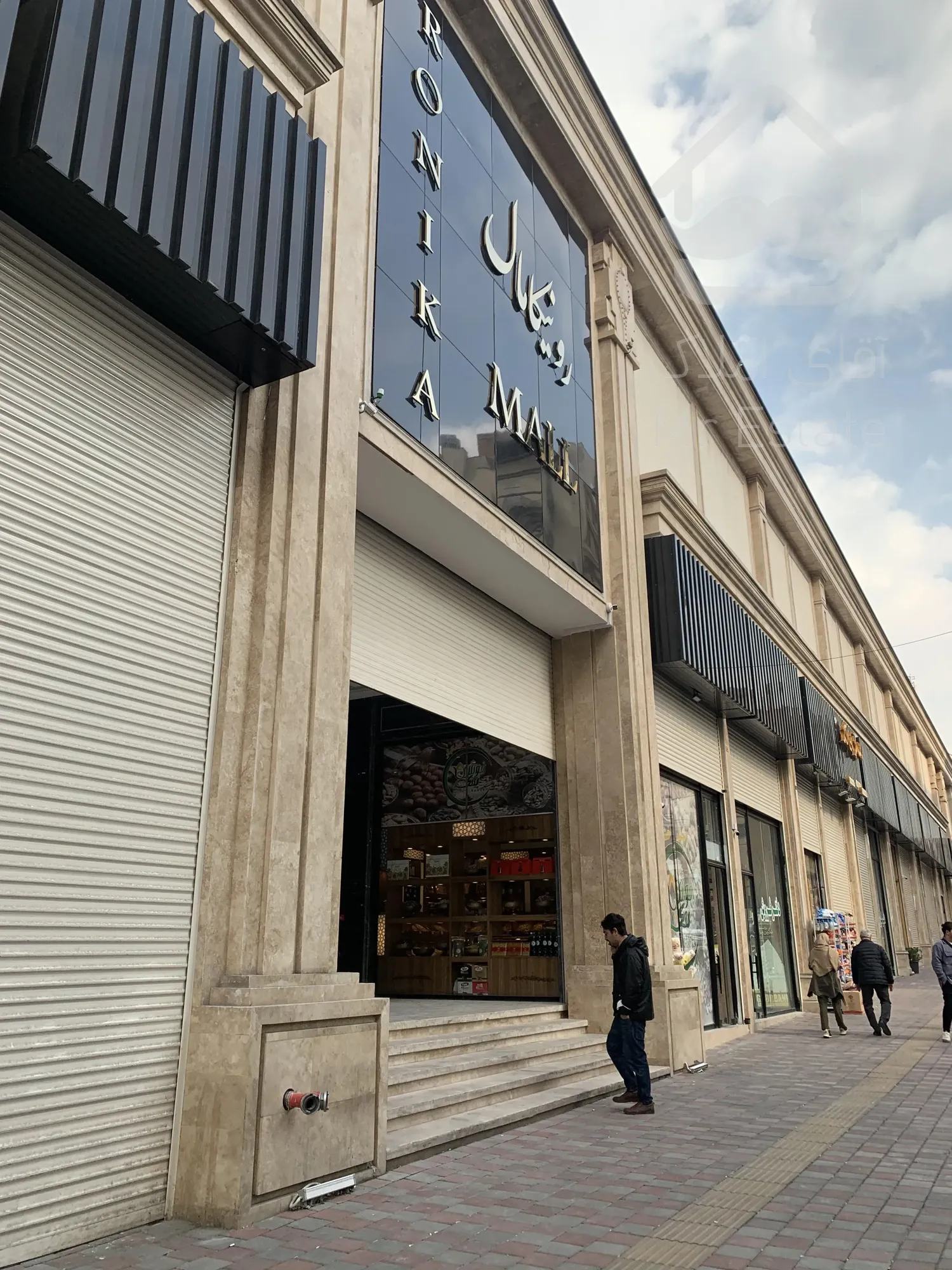 اجاره مغازه 39 متری در رونیکا مال پاسداران جنب مترو حسین آباد