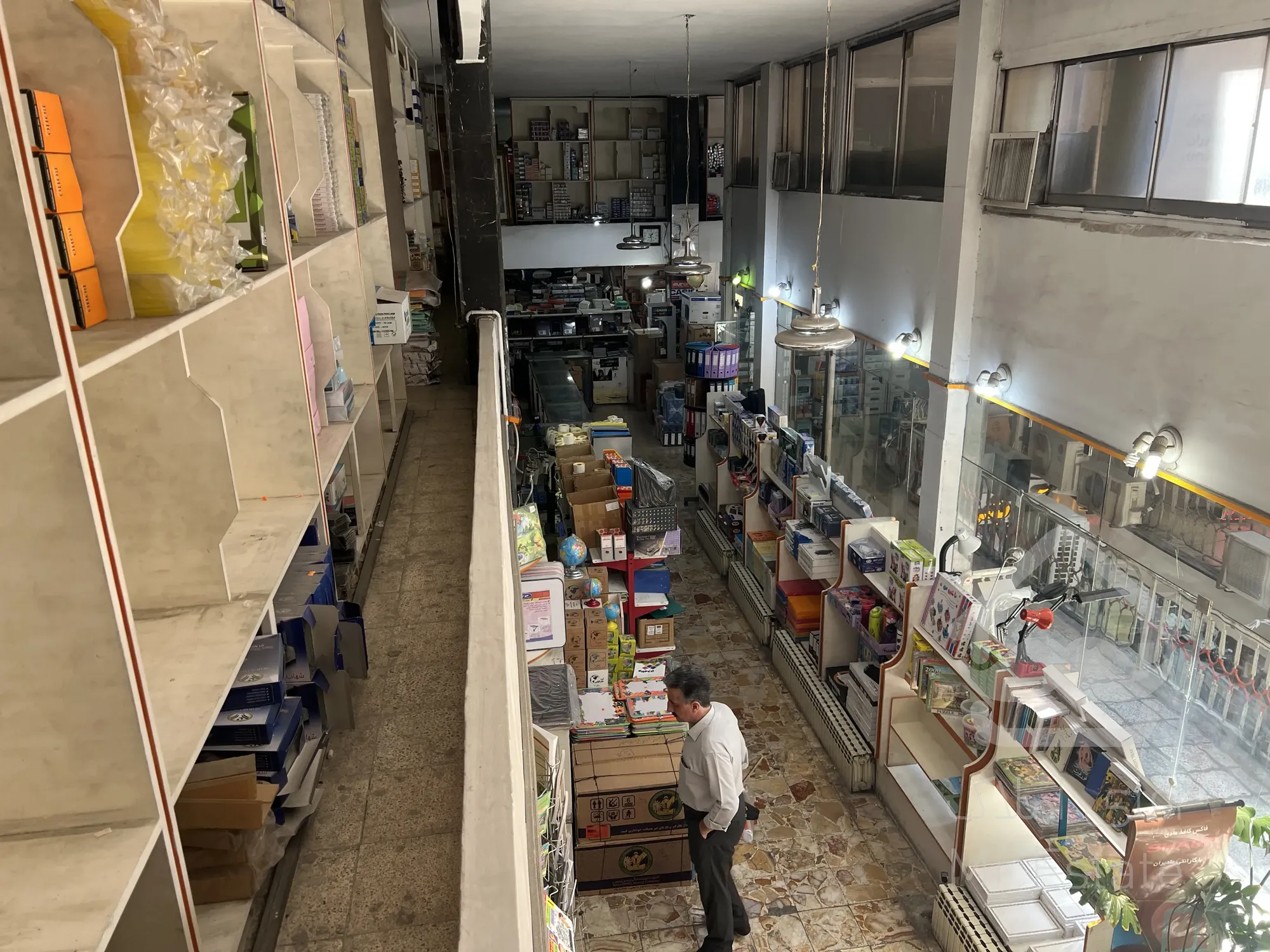 نصف پاساژ با قابلیت تفکیک به بیش از شش مغازه زیر قیمت کارشناسی در بهترین مکان تجاری کلانشهر ارومیه واقع در خیابان امام