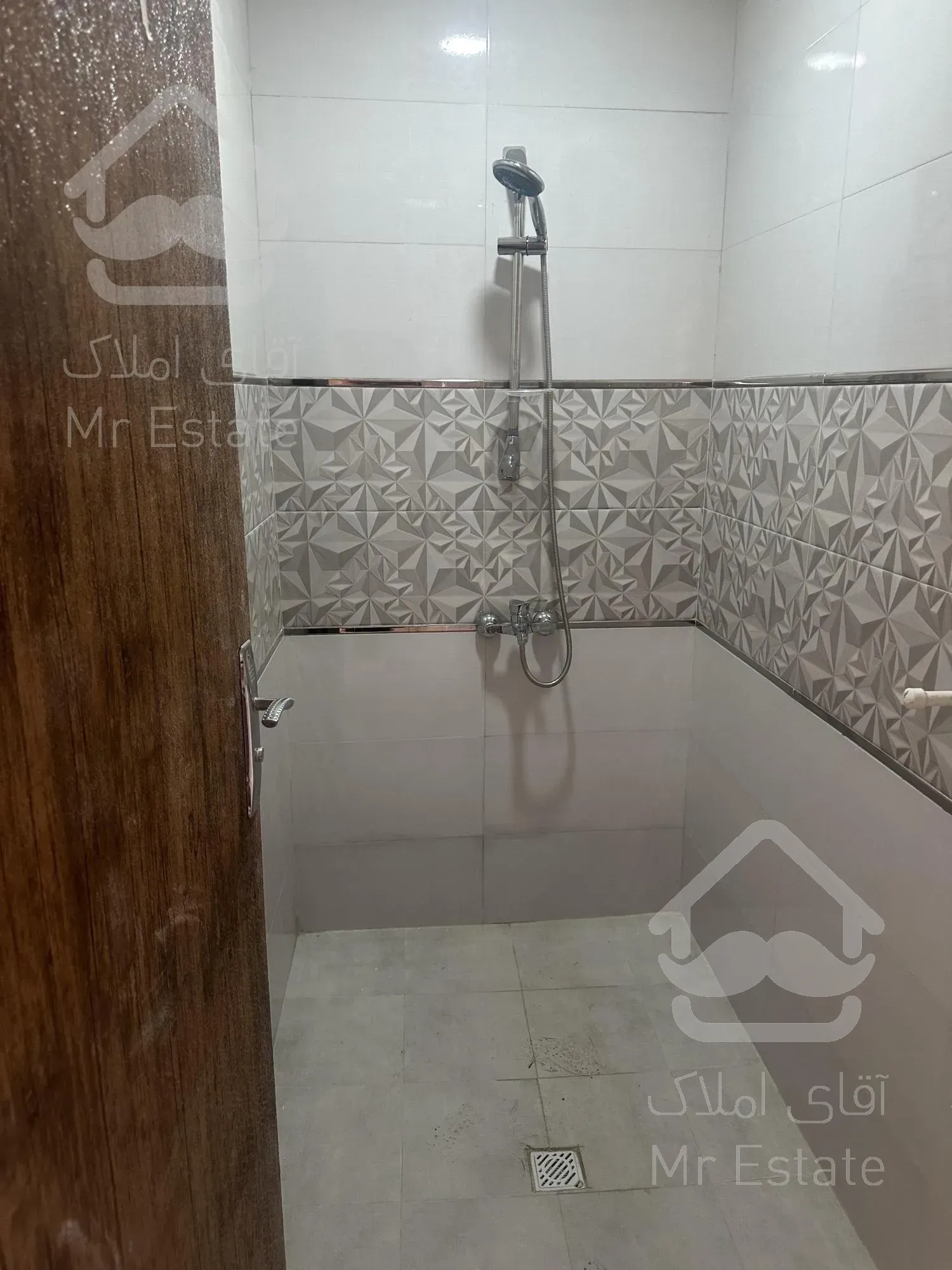 آپارتمان ١٢٠ متری/طبقه ششم/دوخواب