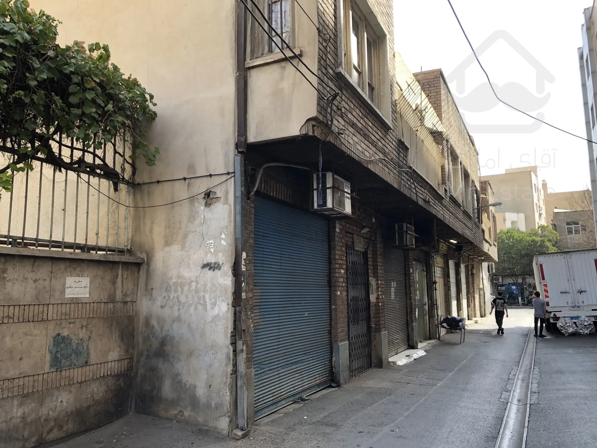 فروش کلنگی ۱۲۵۰ متر ۲ نبش ولیعصر مستعد پاساژ ورزشی بورس منیریه