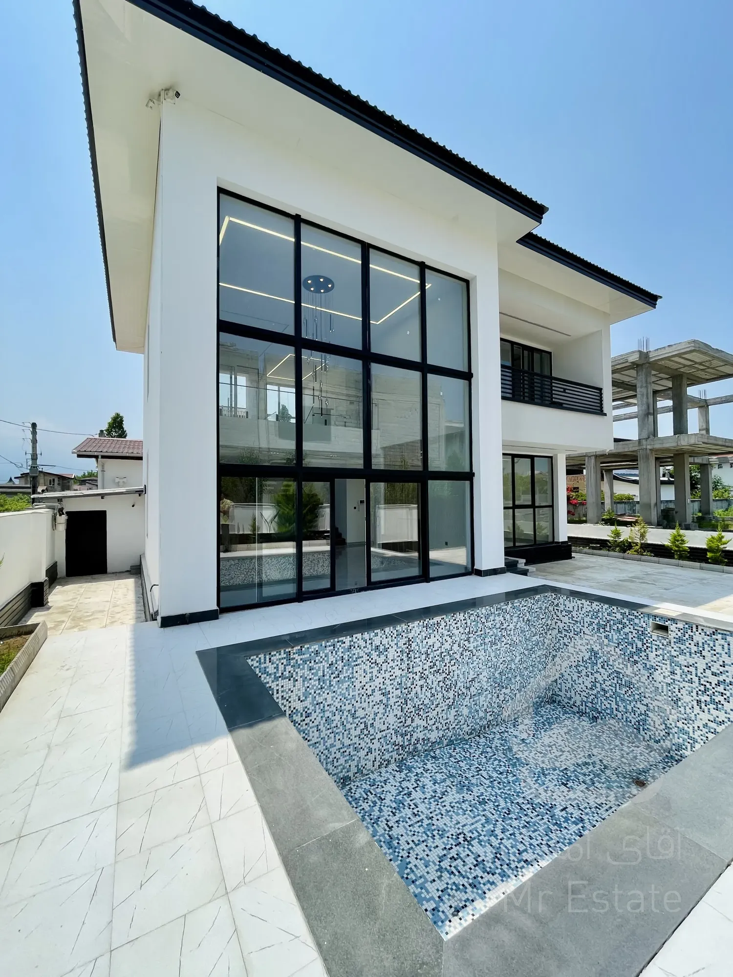 فروش ویلا مدرن و استخردار در عباس آباد ( نوساز )