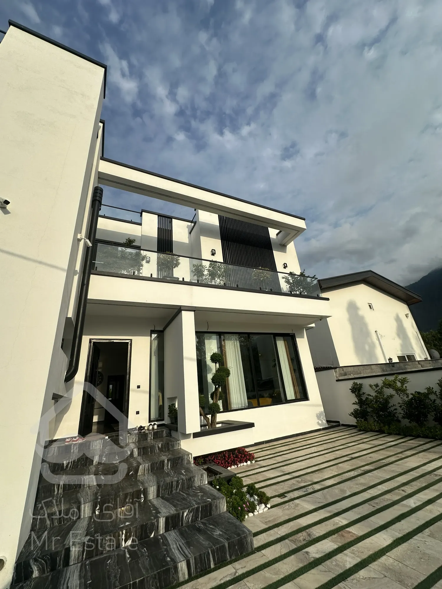 ۳۵۰ متر ویلا مدرن در بهترین منطقه نوشهر