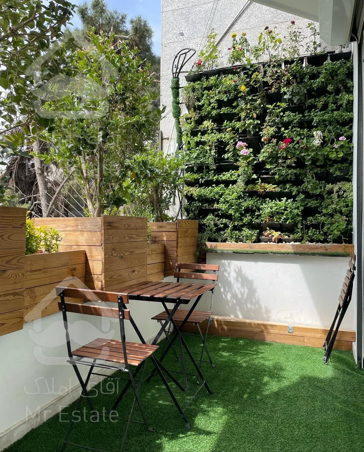 300 متر آپارتمان ۲۰۰ متر حیاط اختصاصی/ ۱۷۰ متر قدرالسهم از ۵۰۰ متر زمین