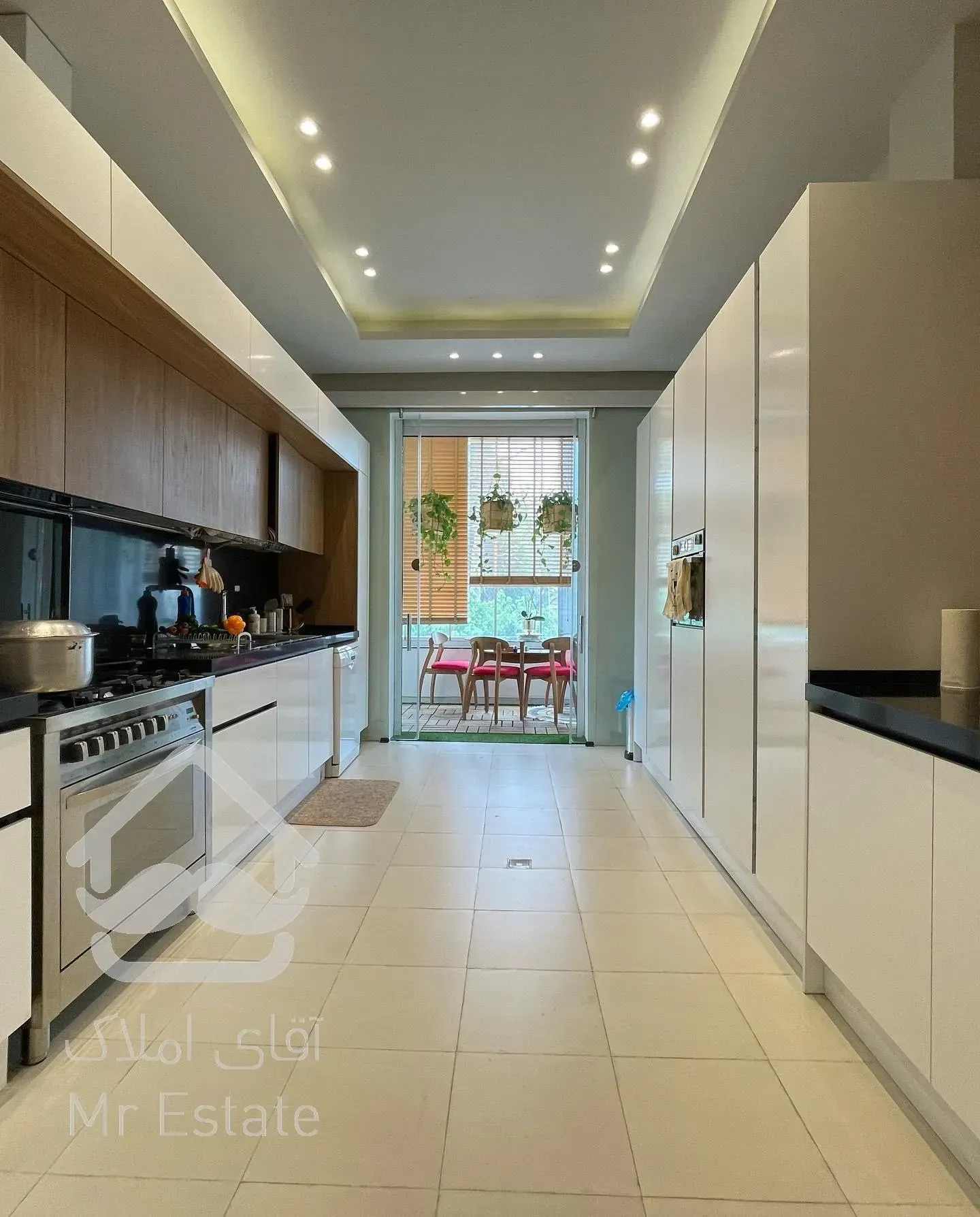 300 متر آپارتمان ۲۰۰ متر حیاط اختصاصی/ ۱۷۰ متر قدرالسهم از ۵۰۰ متر زمین