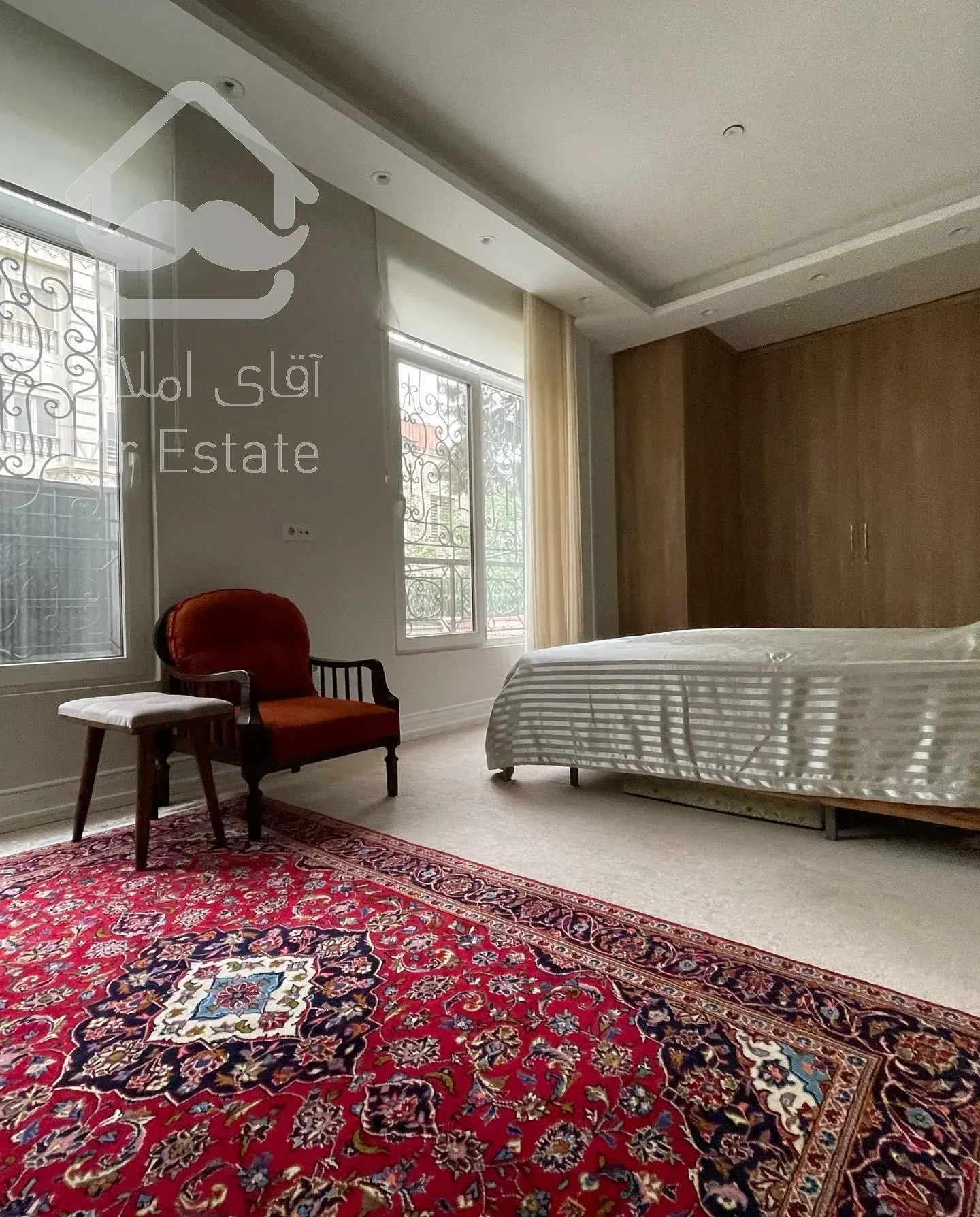 300 متر آپارتمان ۲۰۰ متر حیاط اختصاصی/ ۱۷۰ متر قدرالسهم از ۵۰۰ متر زمین