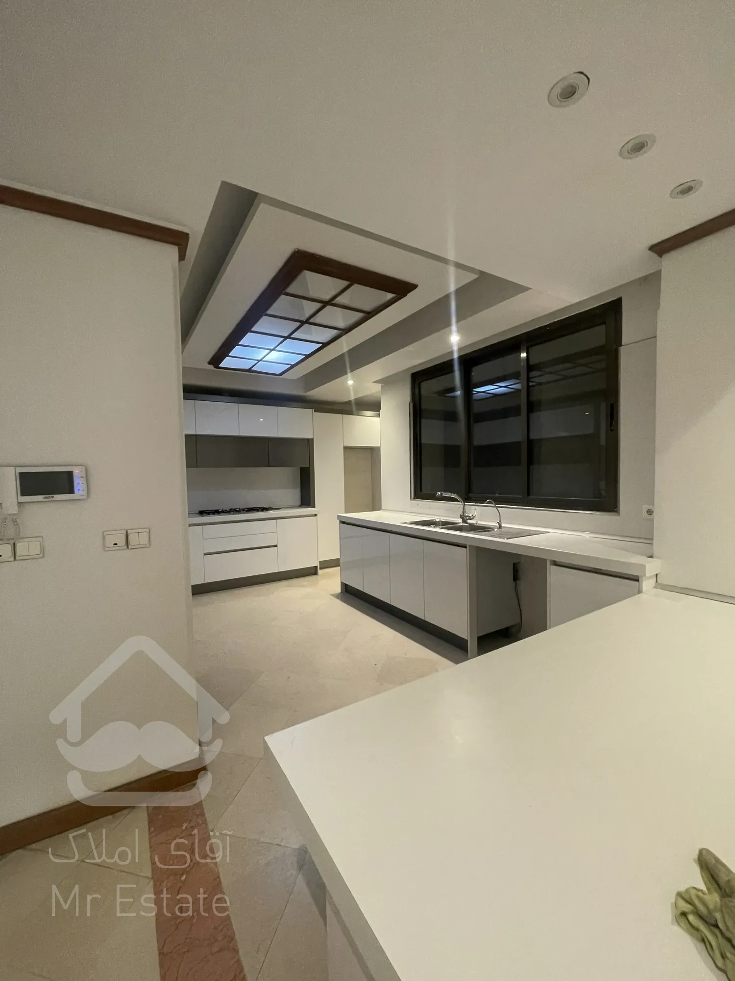 رهن و اجاره آپارتمان۲۵۰متر/فرمانیه/۲پارکینگ باکس