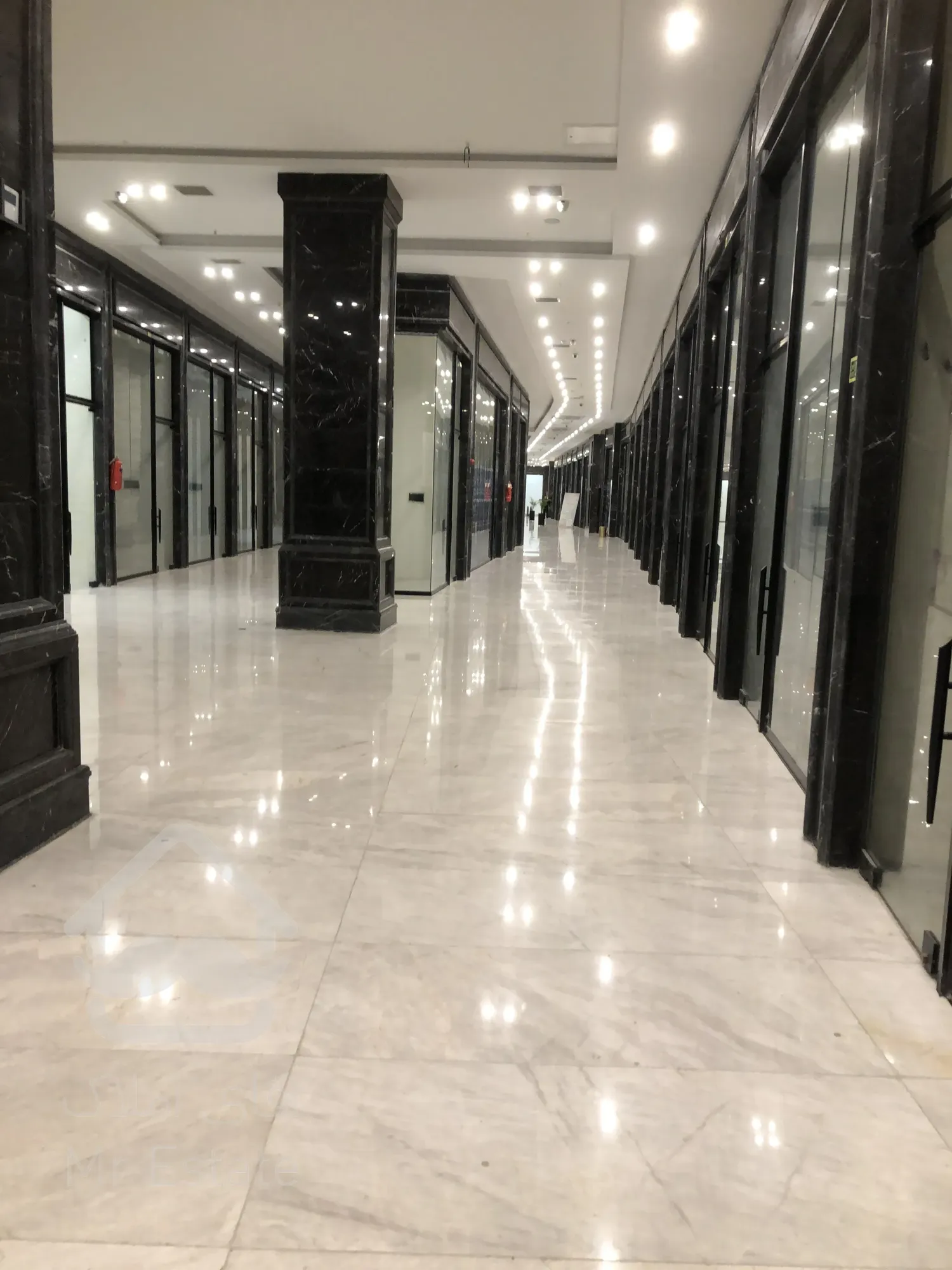 فروش یک باب مغازه لاکچری در رونیکا مال پاسداران