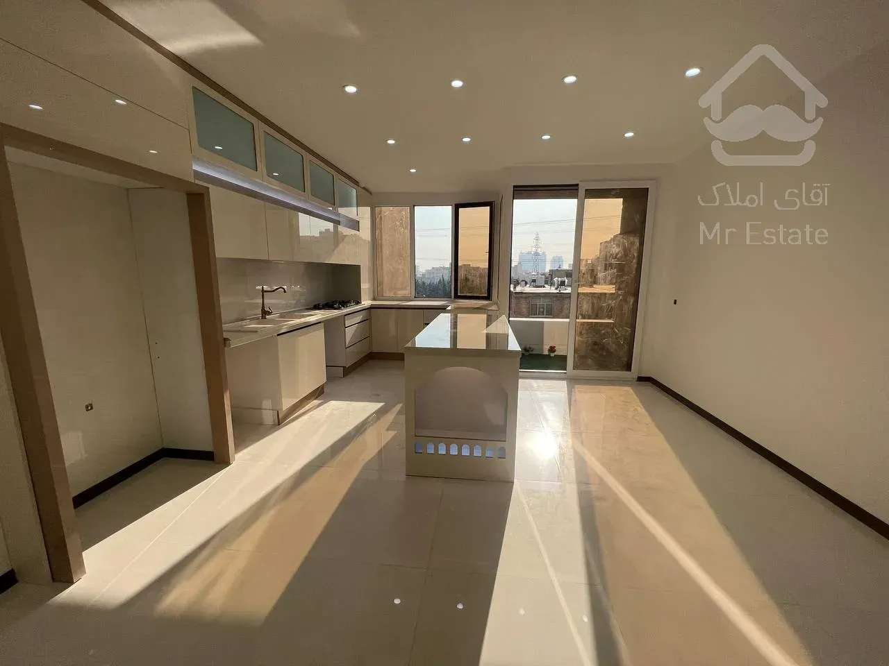 فروش واحد نور مستقیم رو به افتاب زیر قیمت سالن پرده خور