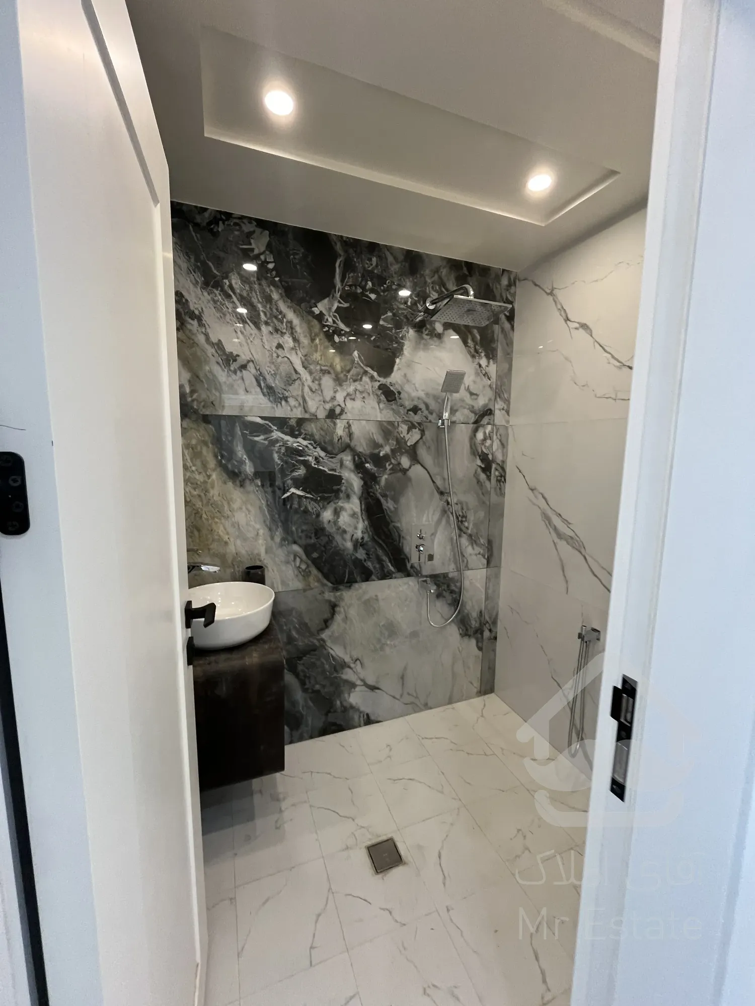 فروس واحد تاپ لوکیشن نور مستقیم لاکچری مدرن