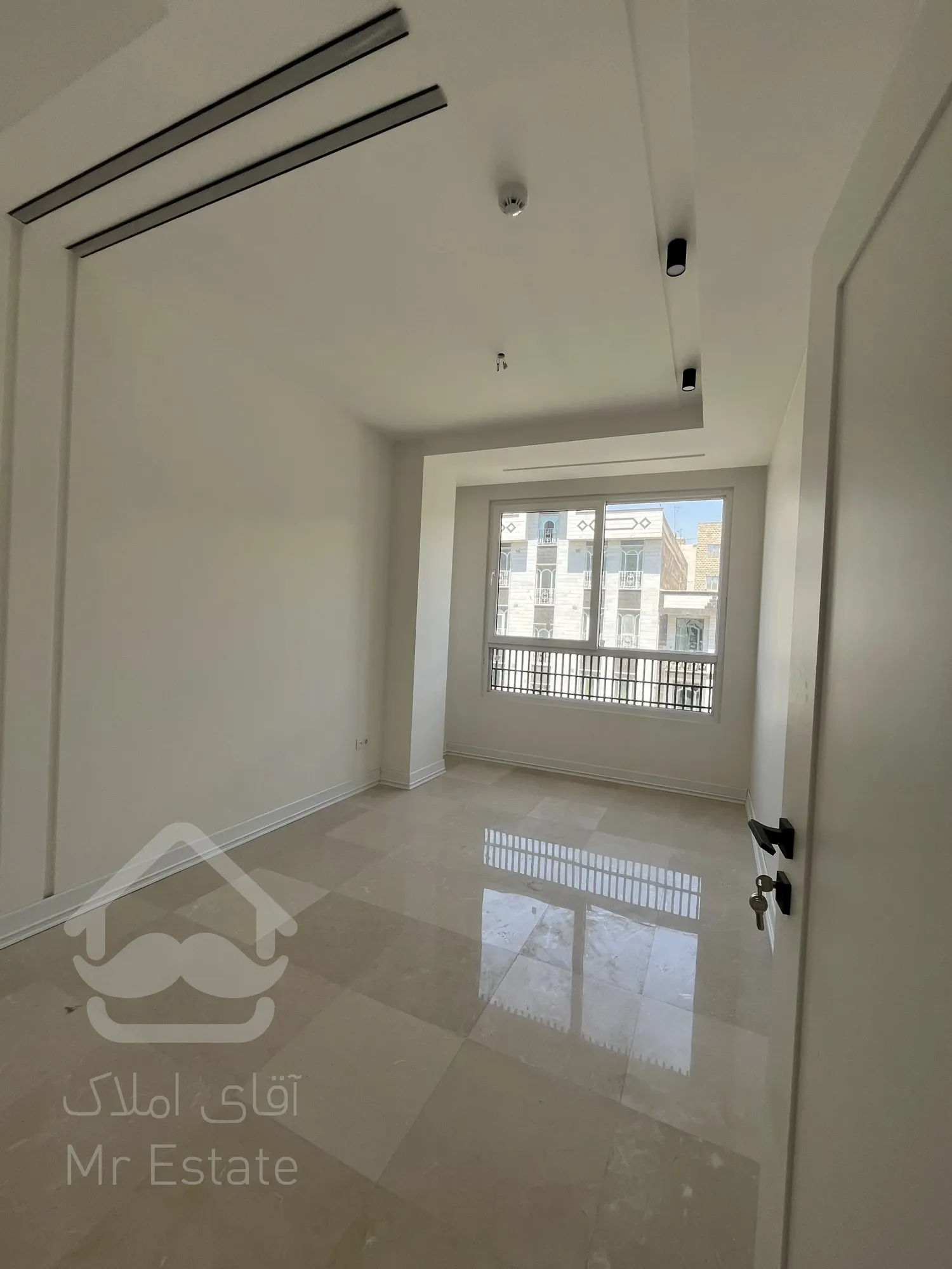 فروس واحد تاپ لوکیشن نور مستقیم زیر قیمت