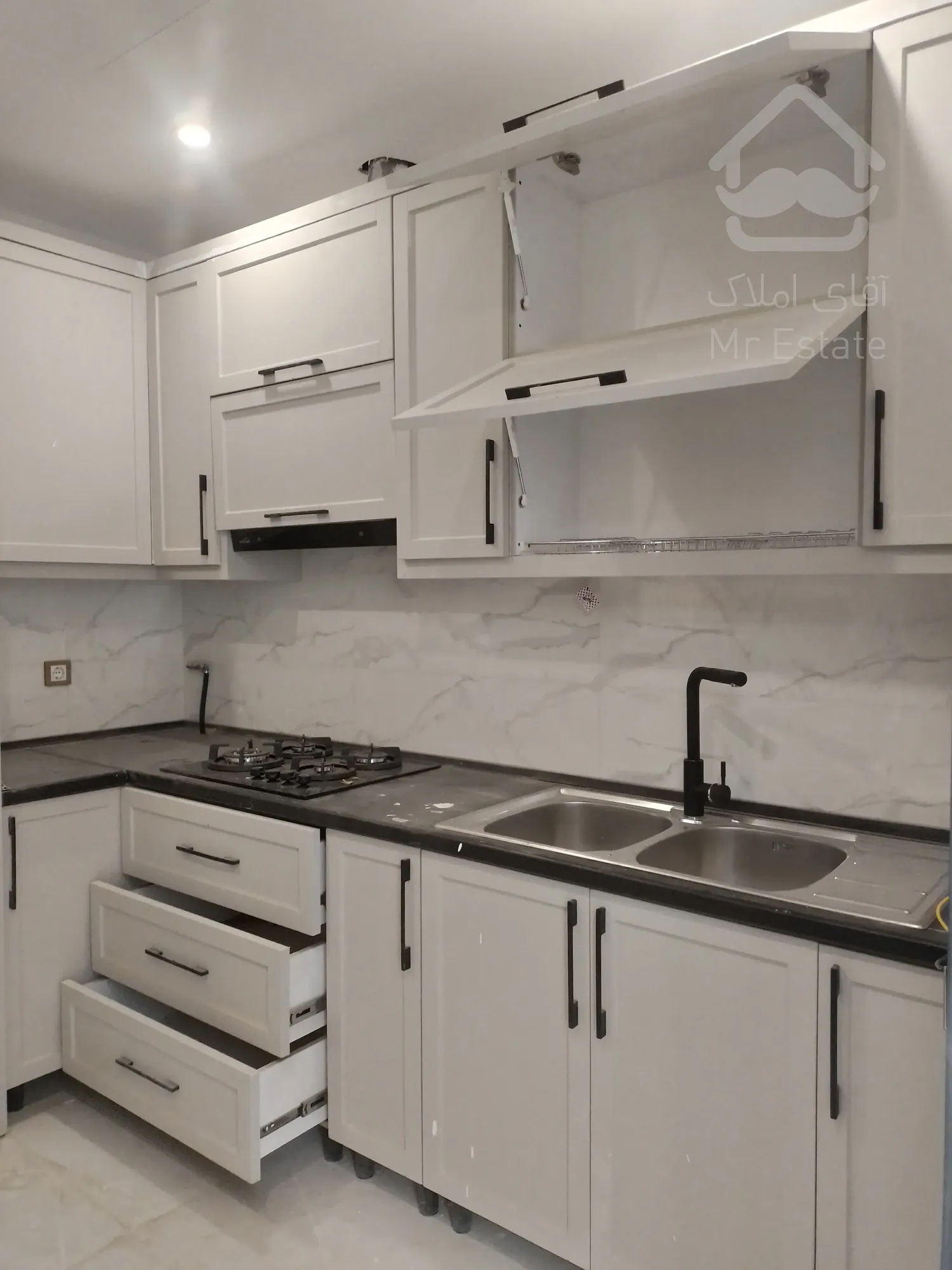 فروش واحد اداری در پونک/219متر ویودار /غرق درنور/سند تک برگ اداری/موقعیت عالی