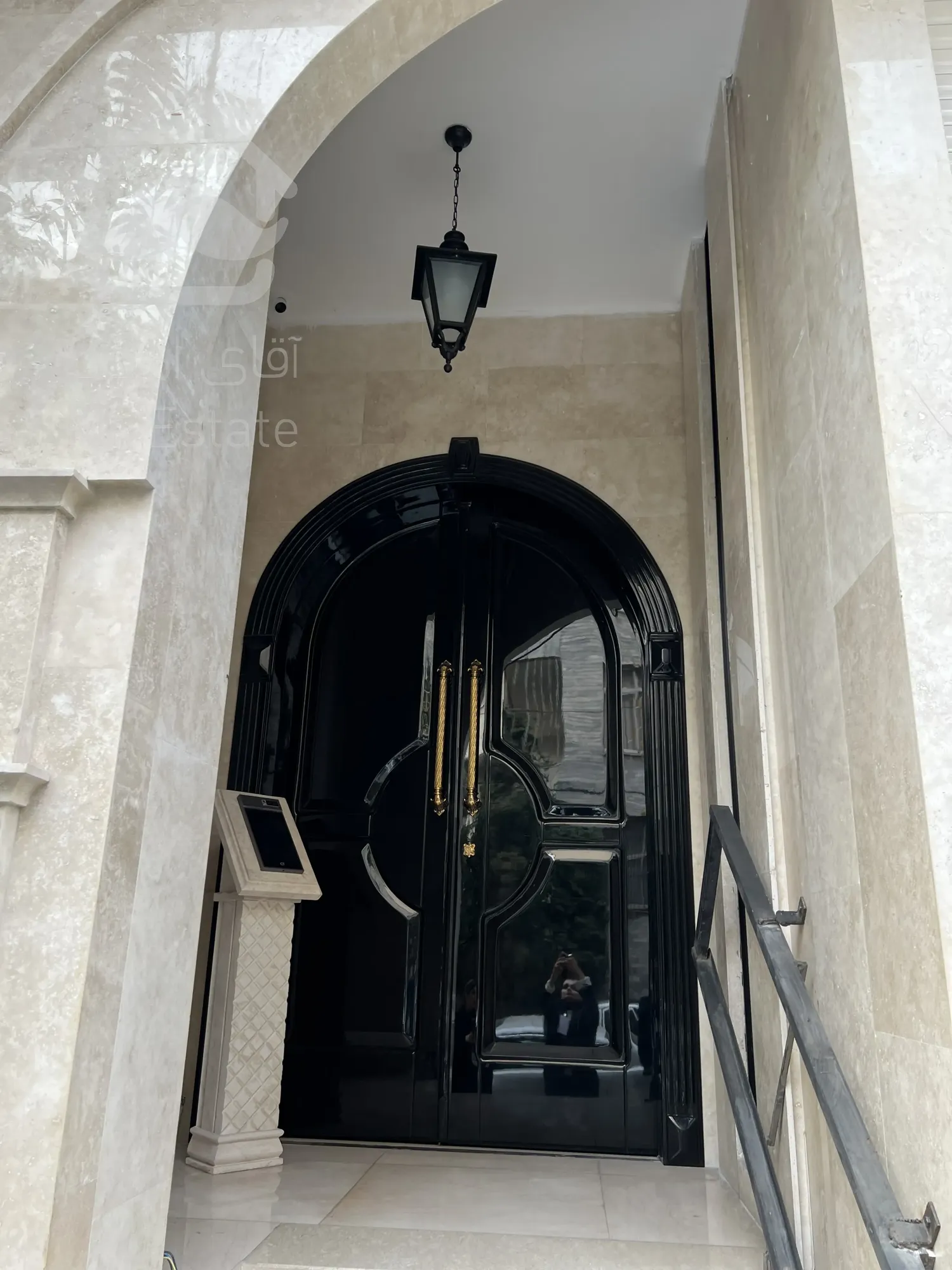 اپارتمان ۶۳۰ متری با ۵ واحد مسکونی و ۲ باب مغازه