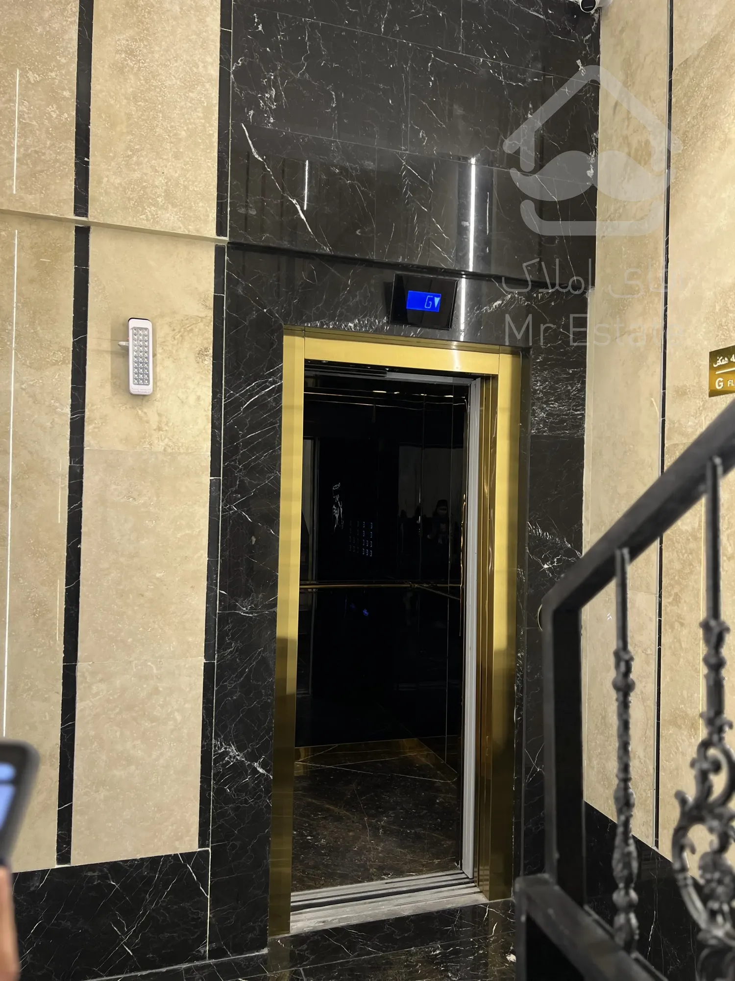 فروش یکجا اپارتمان مسکونی ۵ واحدی و ۲ باب مغازه یکجا