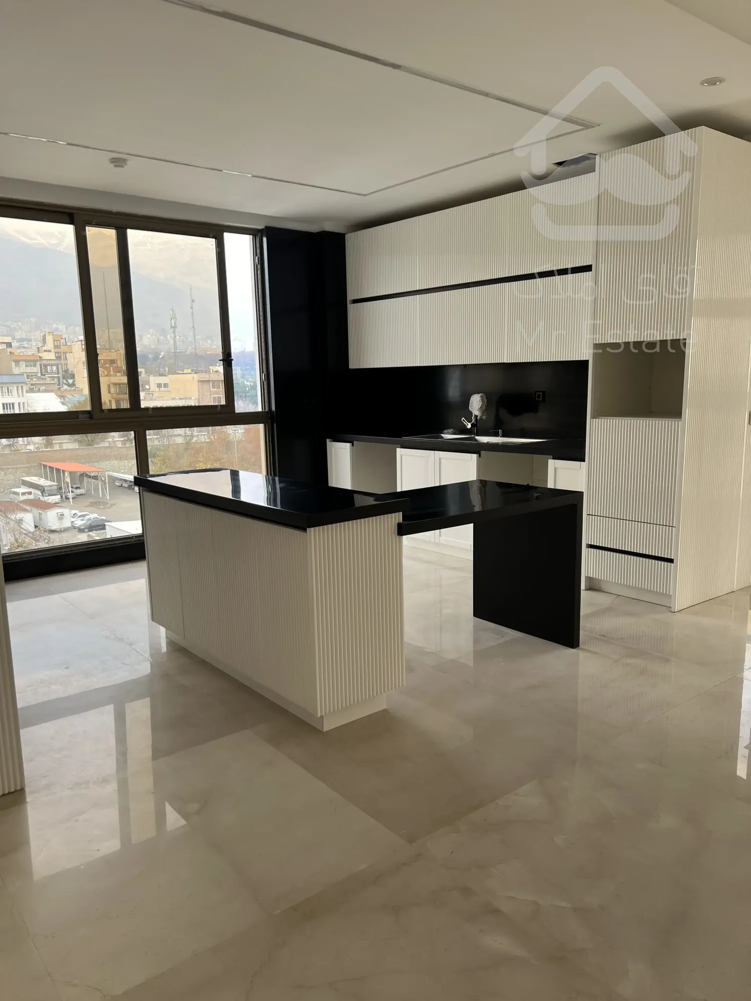 اپارتمان ۶۳۰ متری با ۵ واحد مسکونی و ۲ باب مغازه