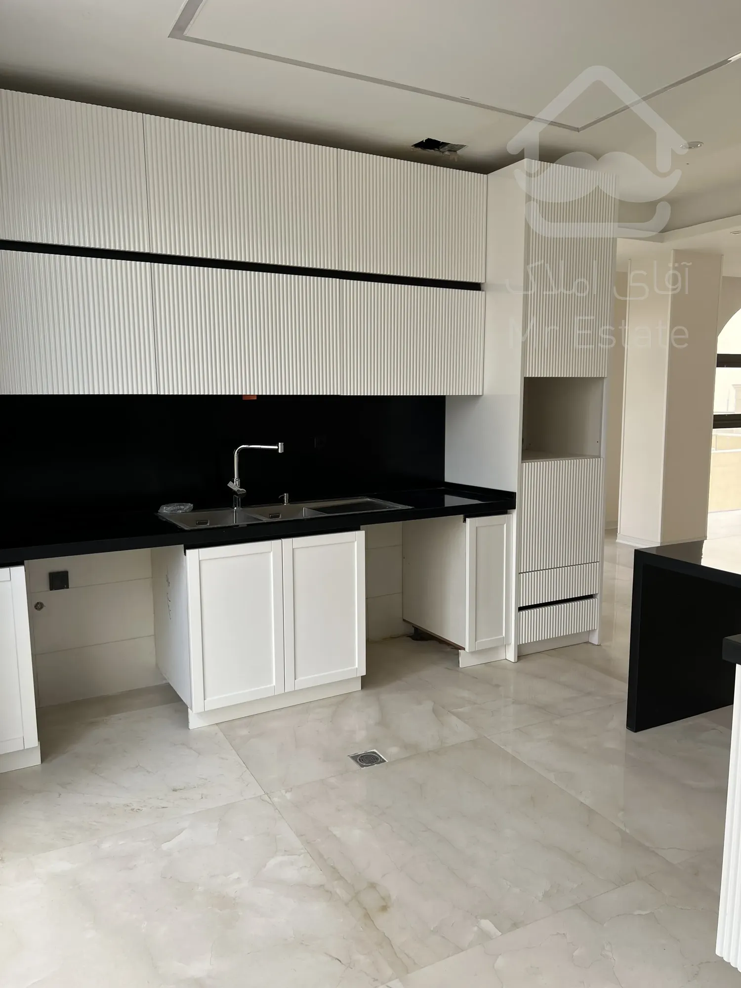 فروش یکجا واحد مسکونی در سئول و ۲ باب مغازه