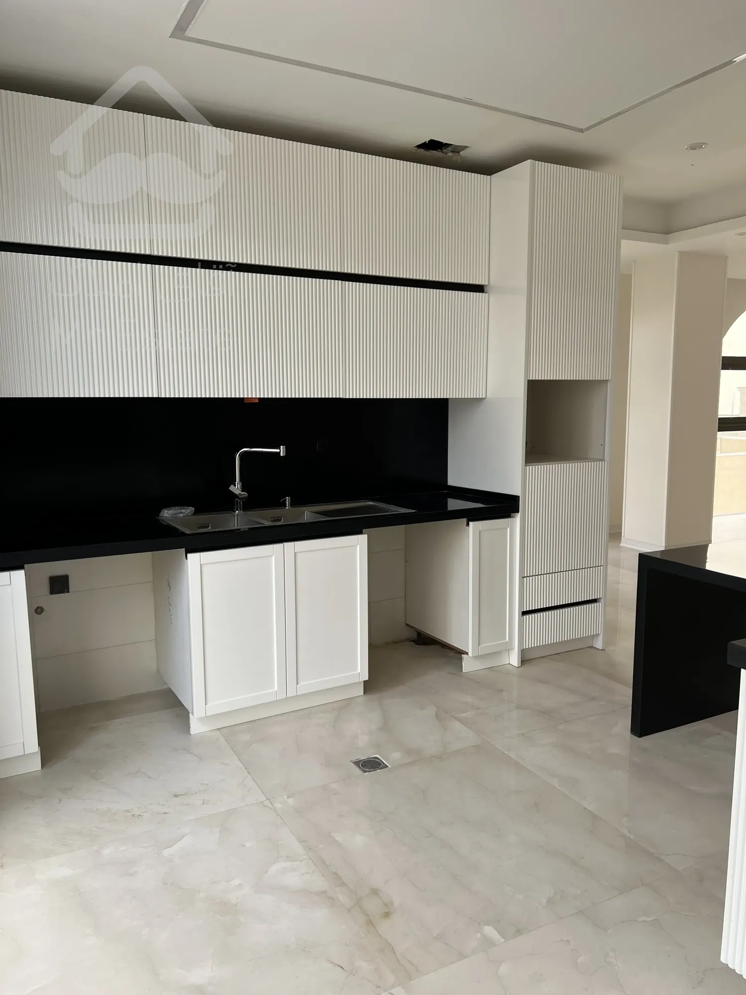 فروش یکجا واحد مسکونی در سئول و ۲ باب مغازه