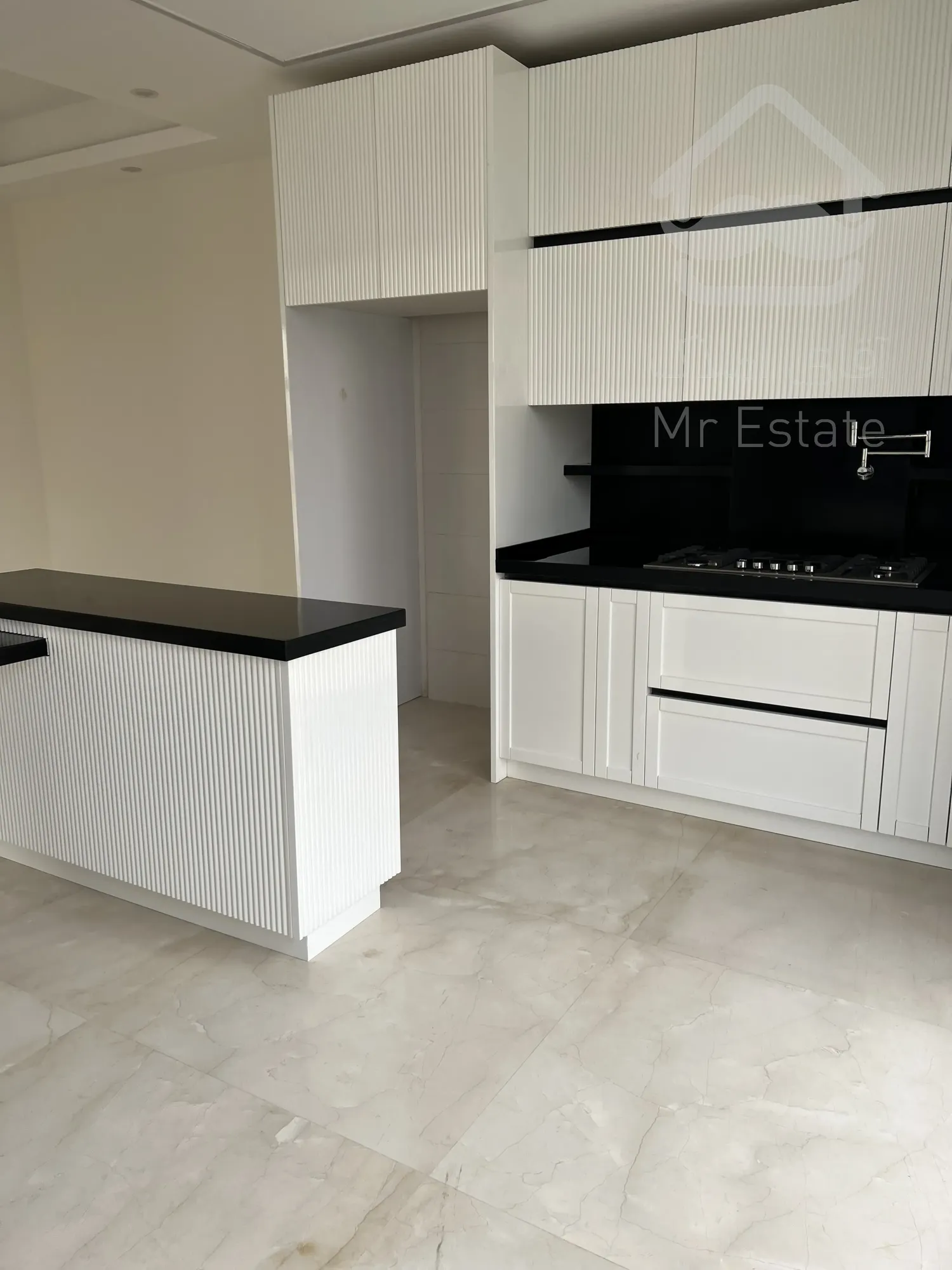 اپارتمان ۶۳۰ متری با ۵ واحد مسکونی و ۲ باب مغازه