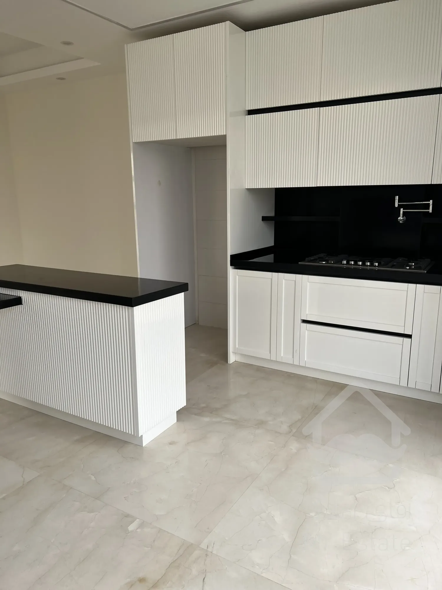 فروش یکجا اپارتمان مسکونی ۵ واحدی و ۲ باب مغازه