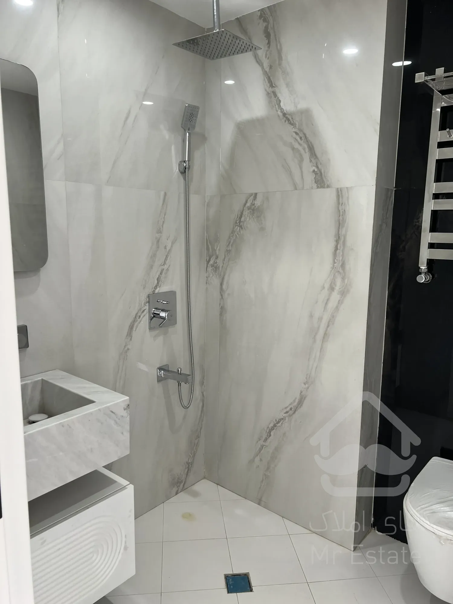 ۵واحد مسکونی  و ۲ باب مغازه فرصتی استثنایی برای سرمایه گذاری