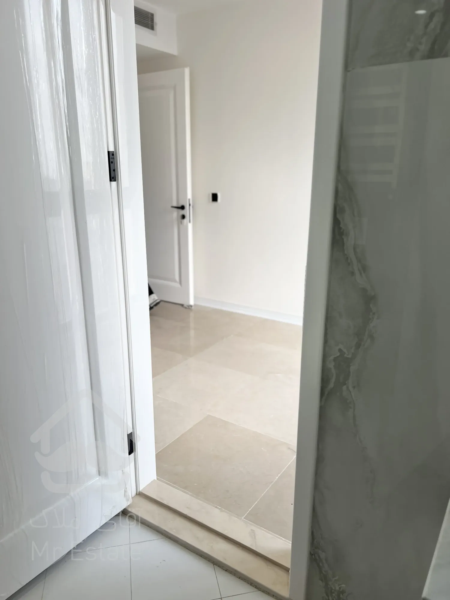 فروش ۵ واحد مسکونی و ۲ باب مغازه یکجا