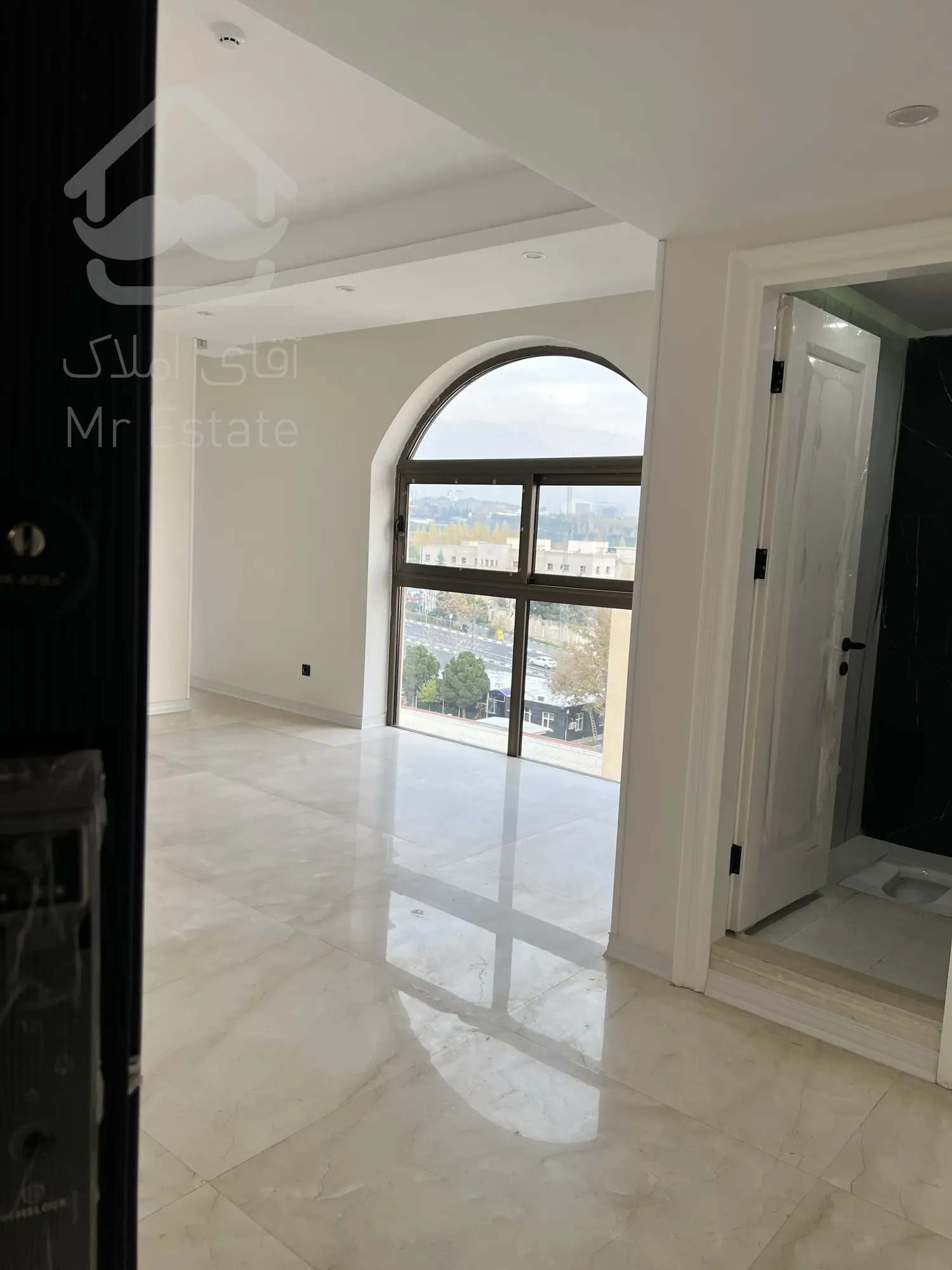 اپارتمان ۶۳۰ متری با ۵ واحد مسکونی و ۲ باب مغازه