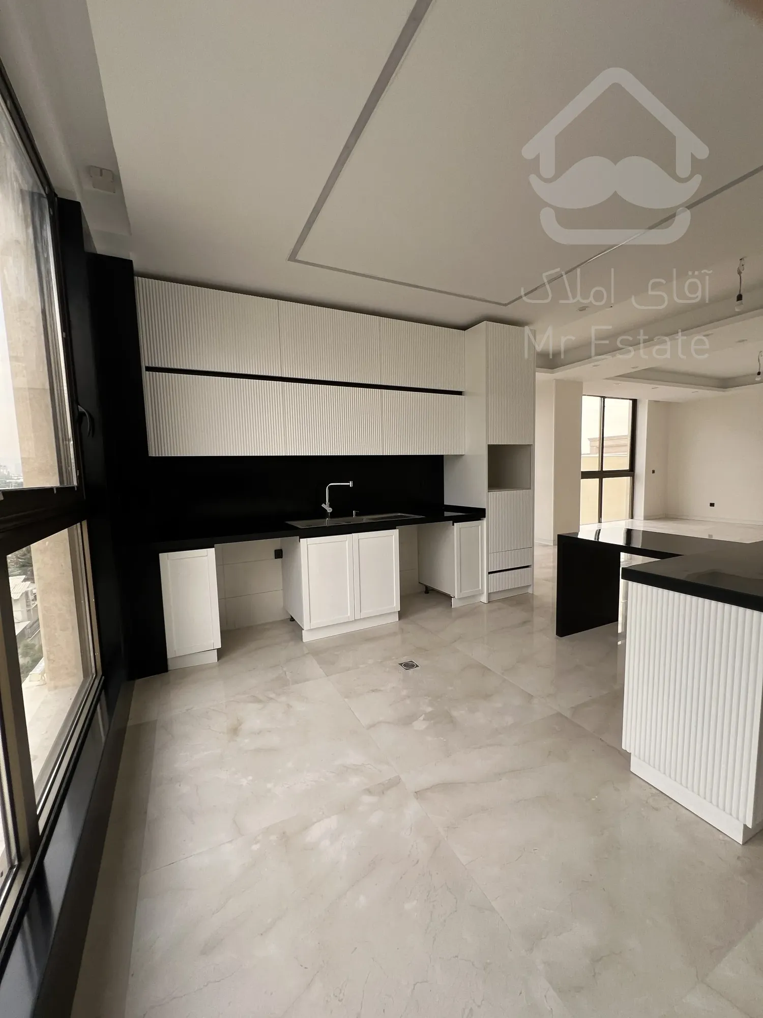 اپارتمان ۶۳۰ متری با ۵ واحد مسکونی و ۲ باب مغازه