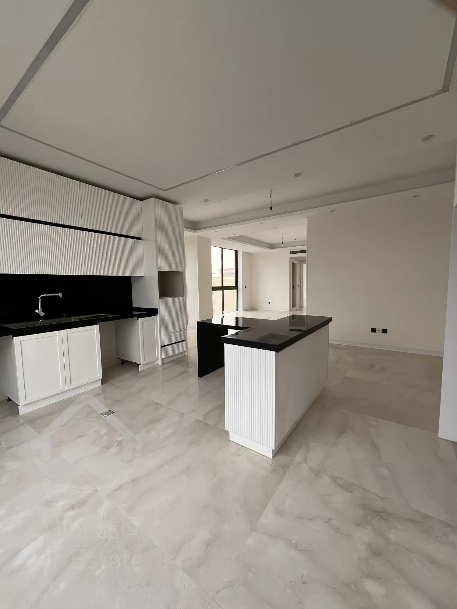 فروش اپارتمان مسکونی دنج و ۲ باب مغازه یکجا