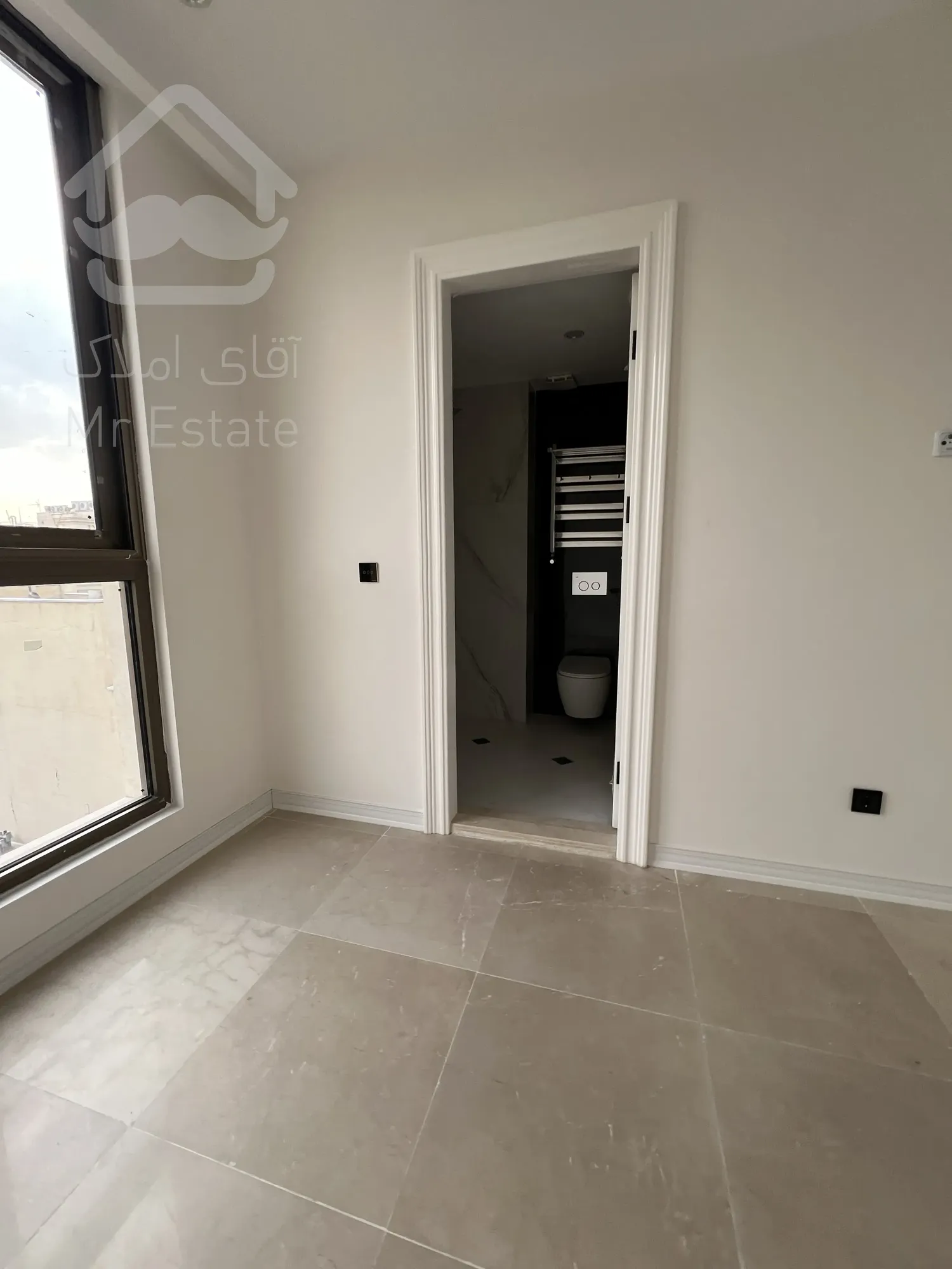 فروش ملک ۶۳۰ متری شامل ۵ واحد مسکونی و ۲ باب مغازه