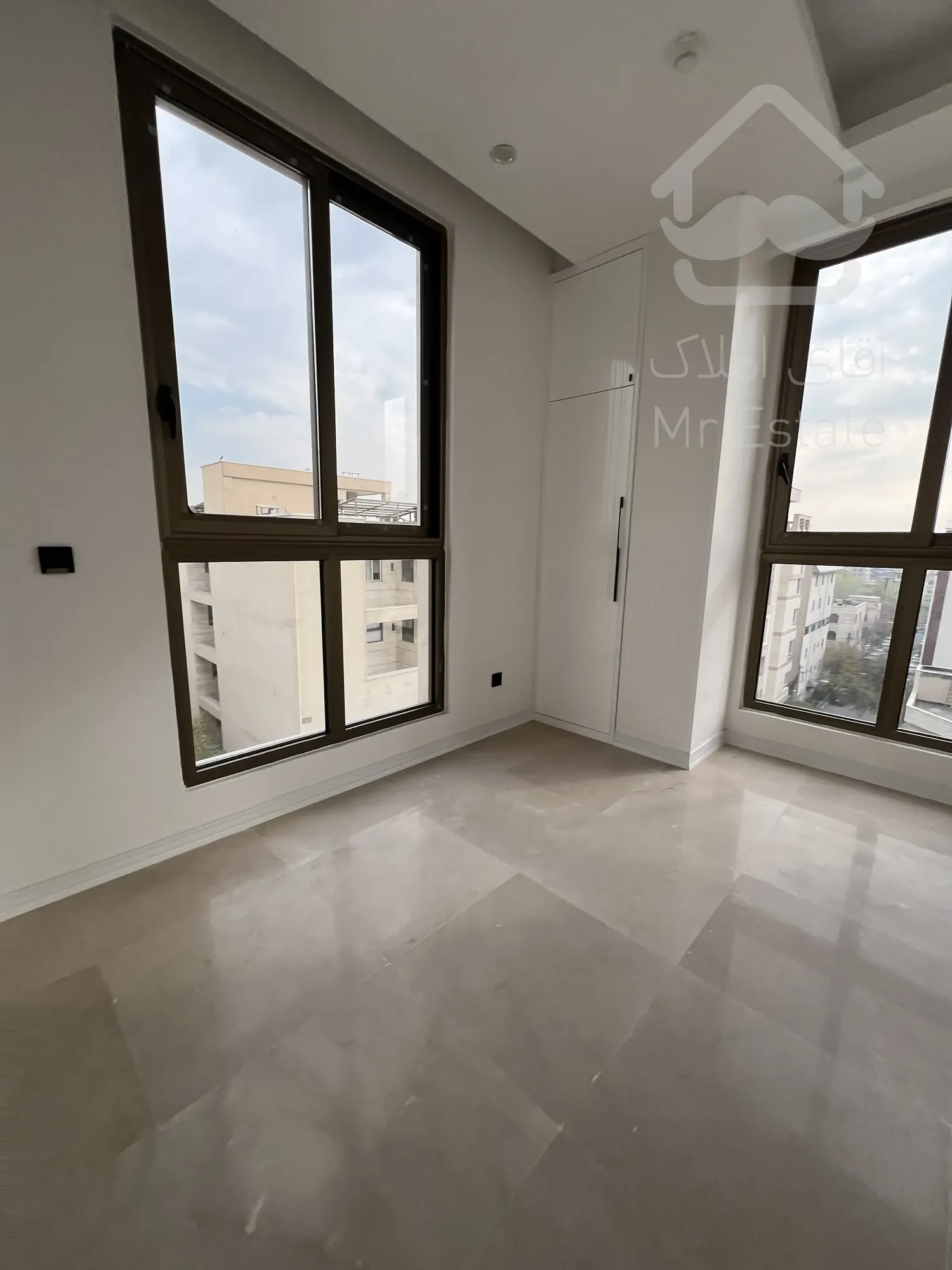 پیش فروش ۵ واحد مسکونی و ۲ باب مغازه یکجا