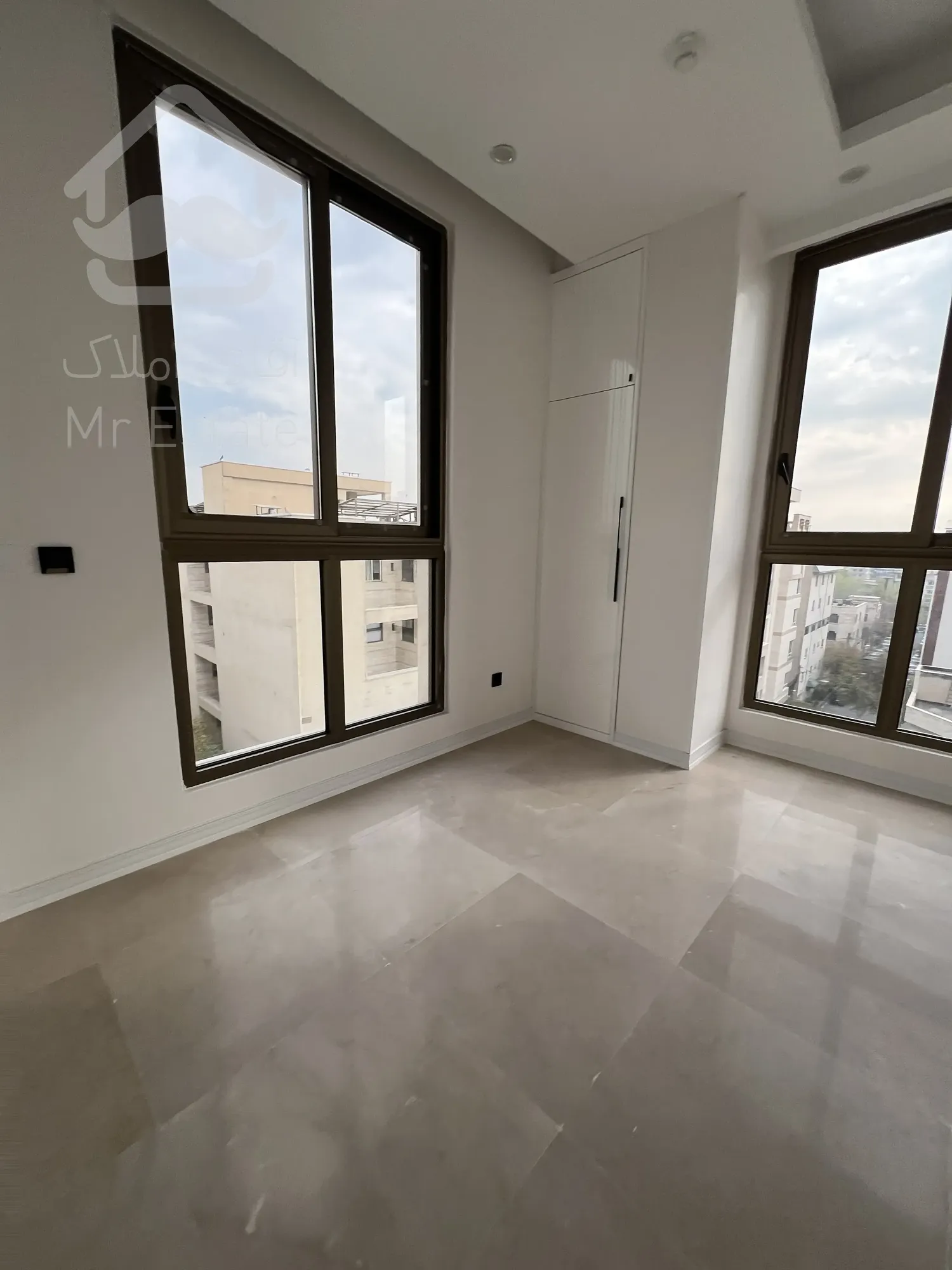 اپارتمان ۶۳۰ متری با ۵ واحد مسکونی و ۲ باب مغازه