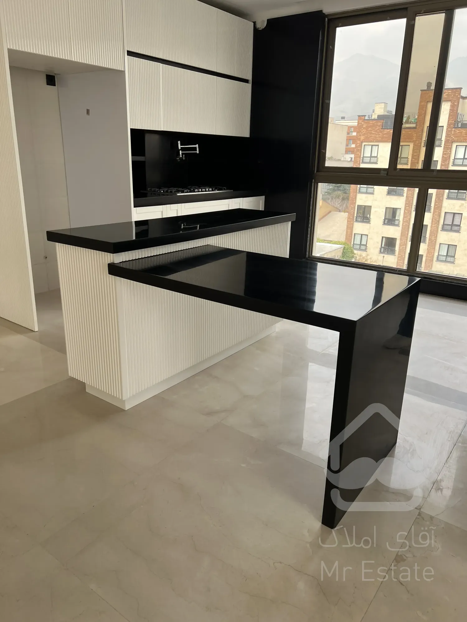 فروش ملک ۶۳۰ متری شامل ۵ واحد مسکونی و ۲ باب مغازه