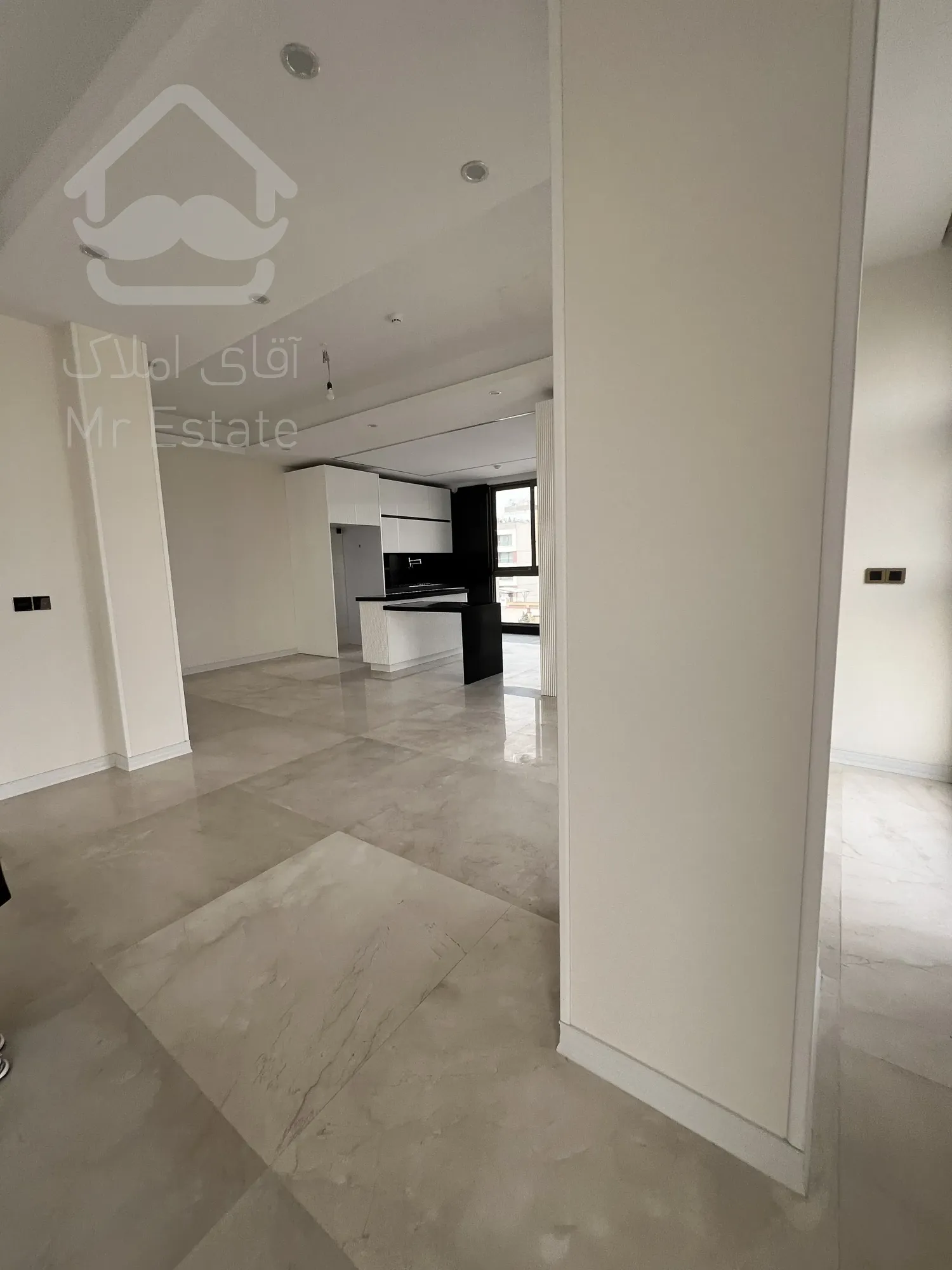 اپارتمان ۶۳۰ متری با ۵ واحد مسکونی و ۲ باب مغازه