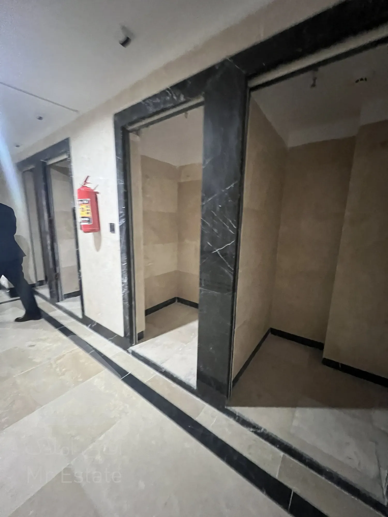 فروش ملک ۶۳۰ متری شامل ۵ واحد مسکونی و ۲ باب مغازه