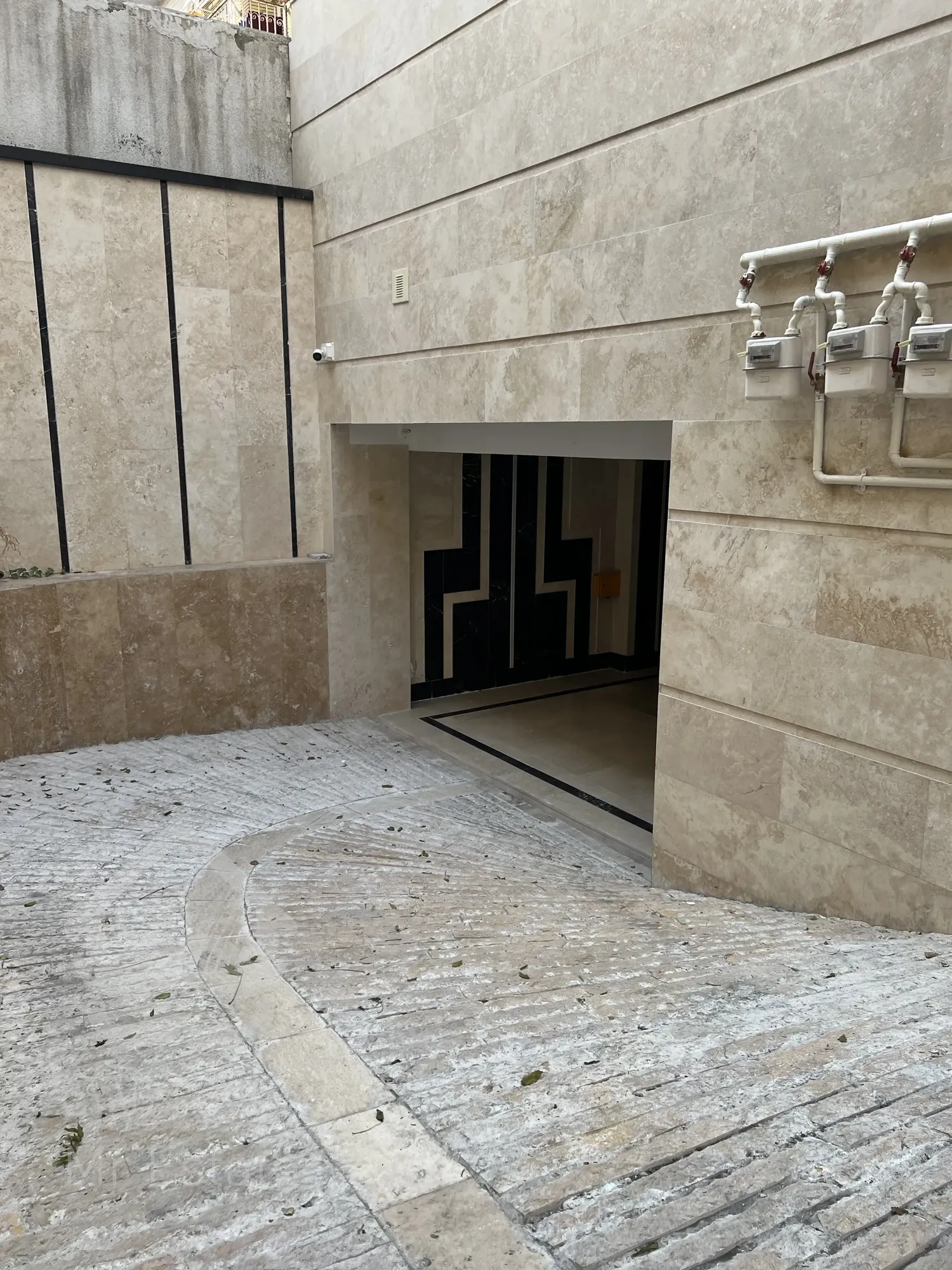 فروش آپارتمان مسکونی ۵ واحدی و ۲ باب مغازه یکجا