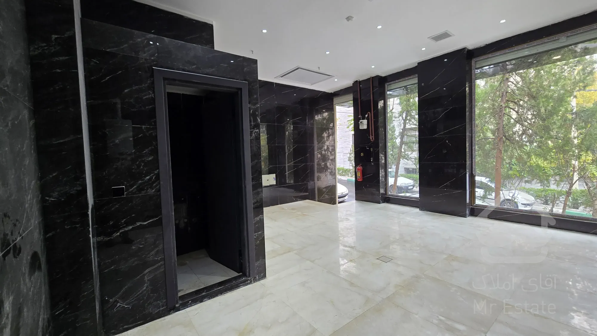 اپارتمان ۶۳۰ متری با ۵ واحد مسکونی و ۲ باب مغازه