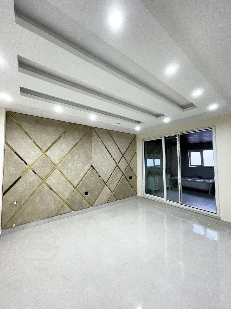 برج مجلل پاسارگاد واقع در چیتگر