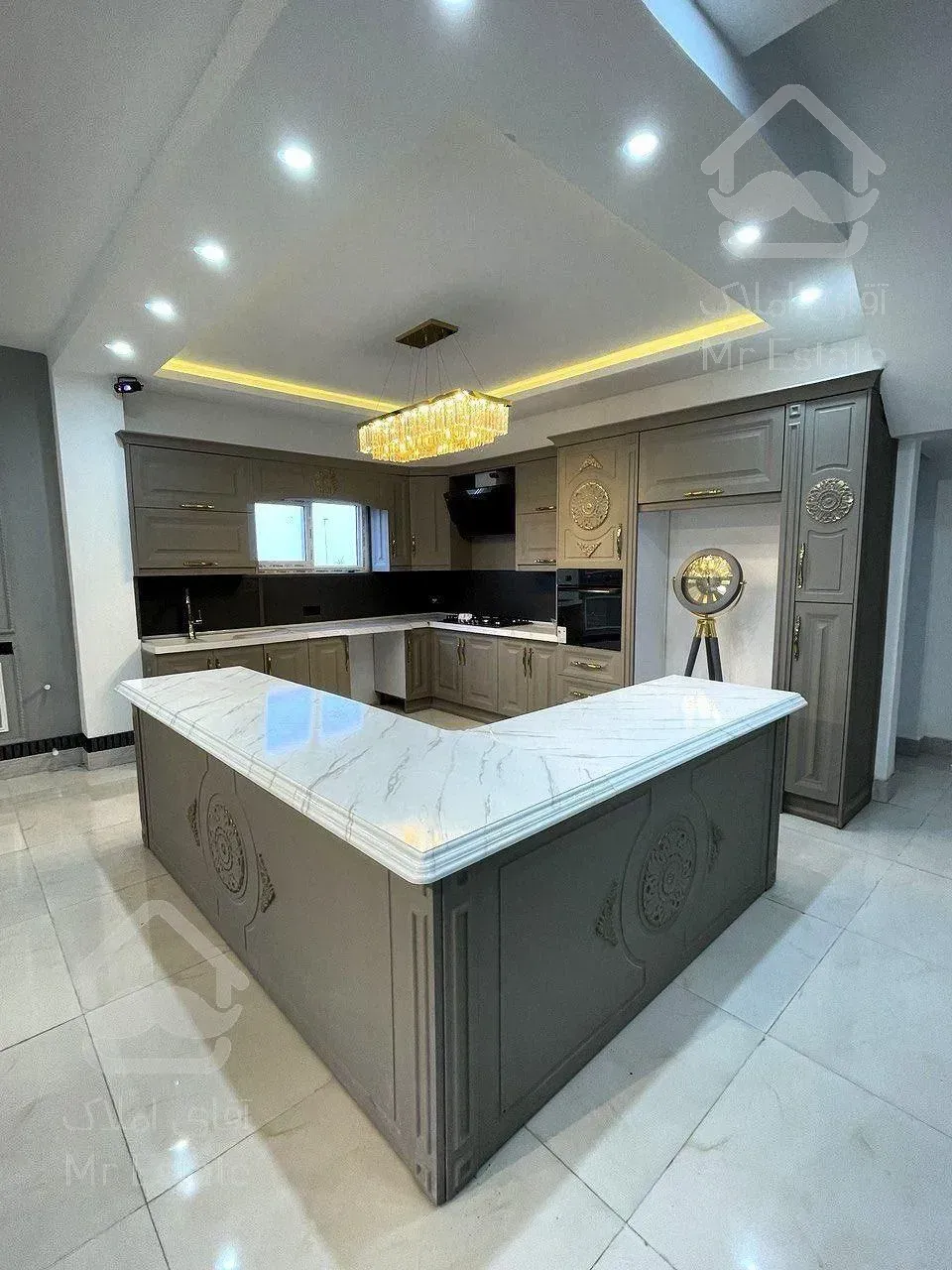 برج مجلل پاسارگاد واقع در چیتگر