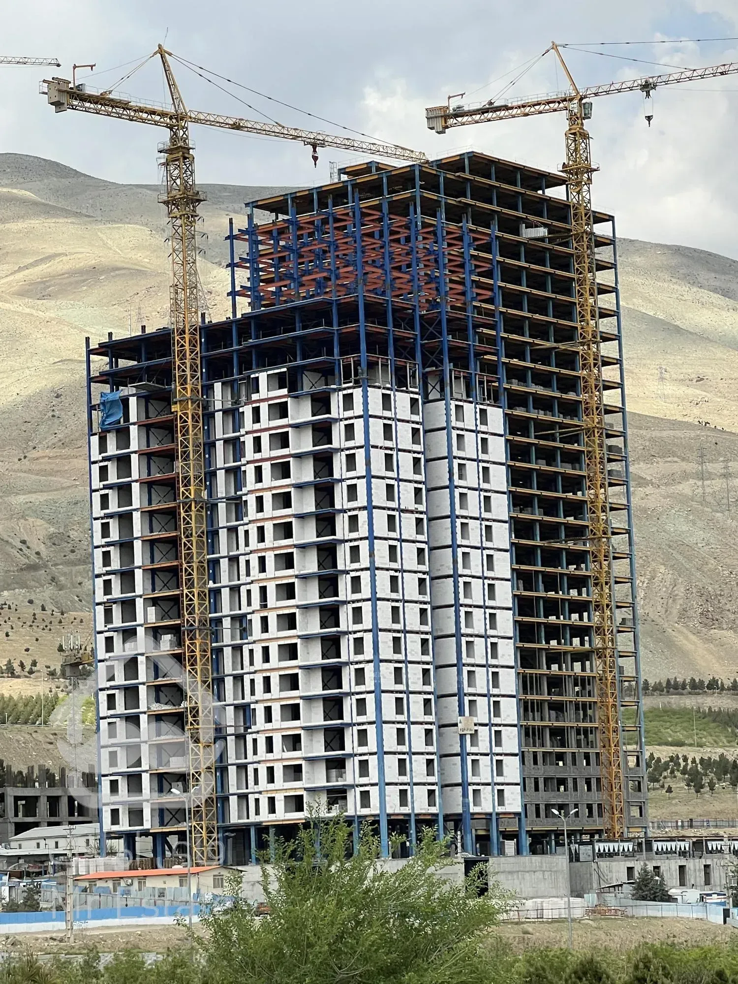 برج مجلل پاسارگاد واقع در چیتگر