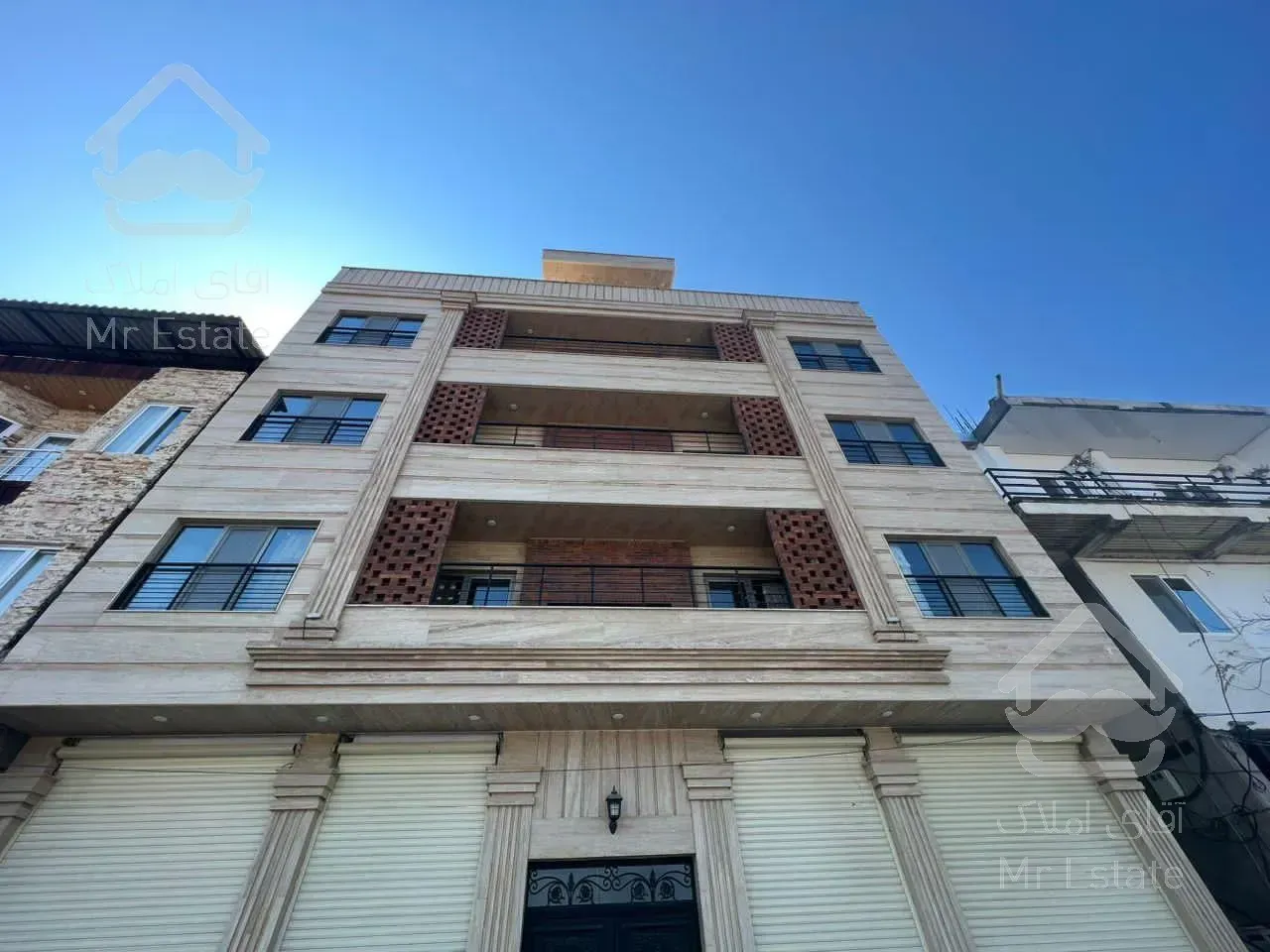 اپارتمان بر جاده اصلی