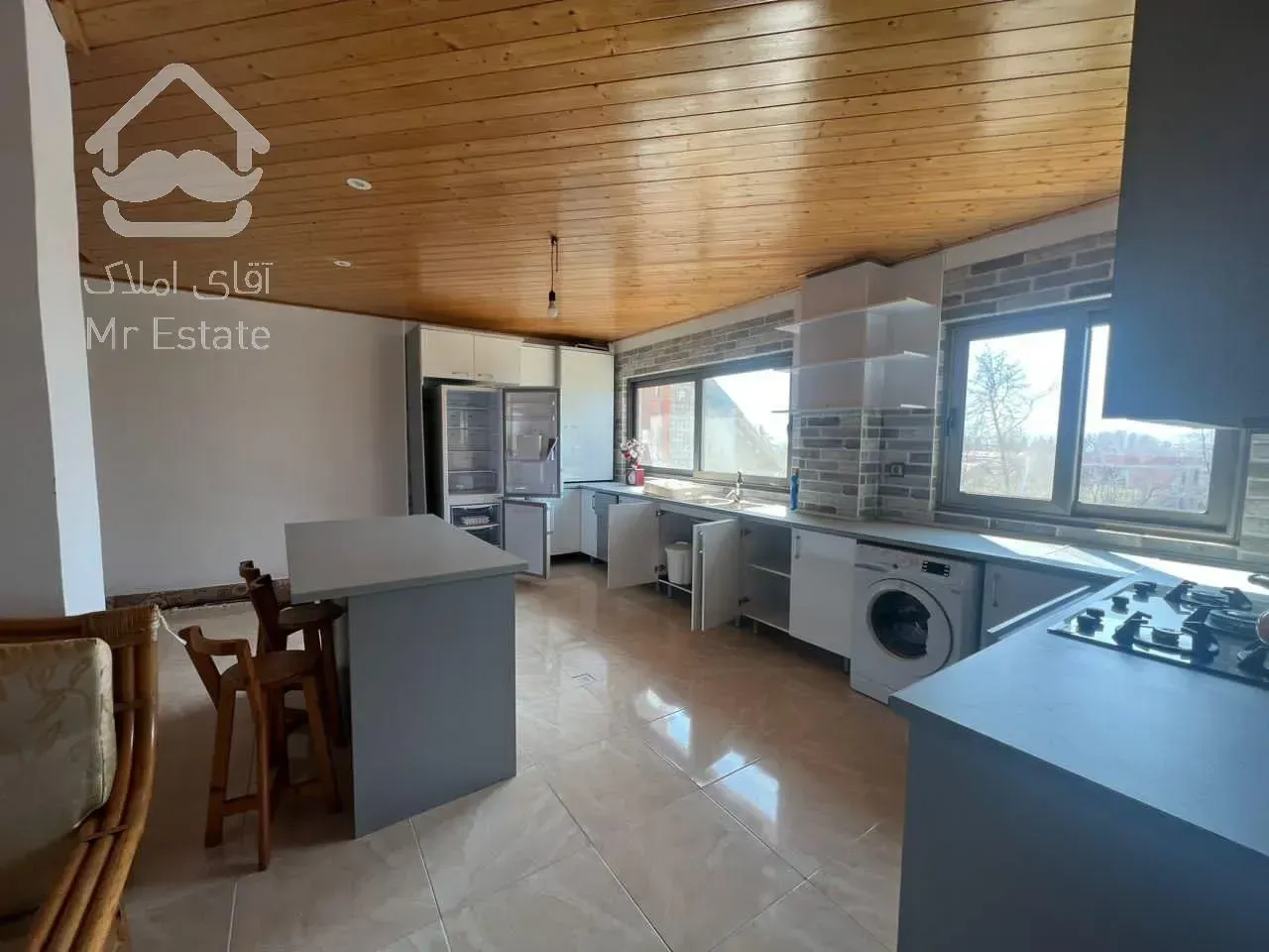 اپارتمان بر جاده اصلی