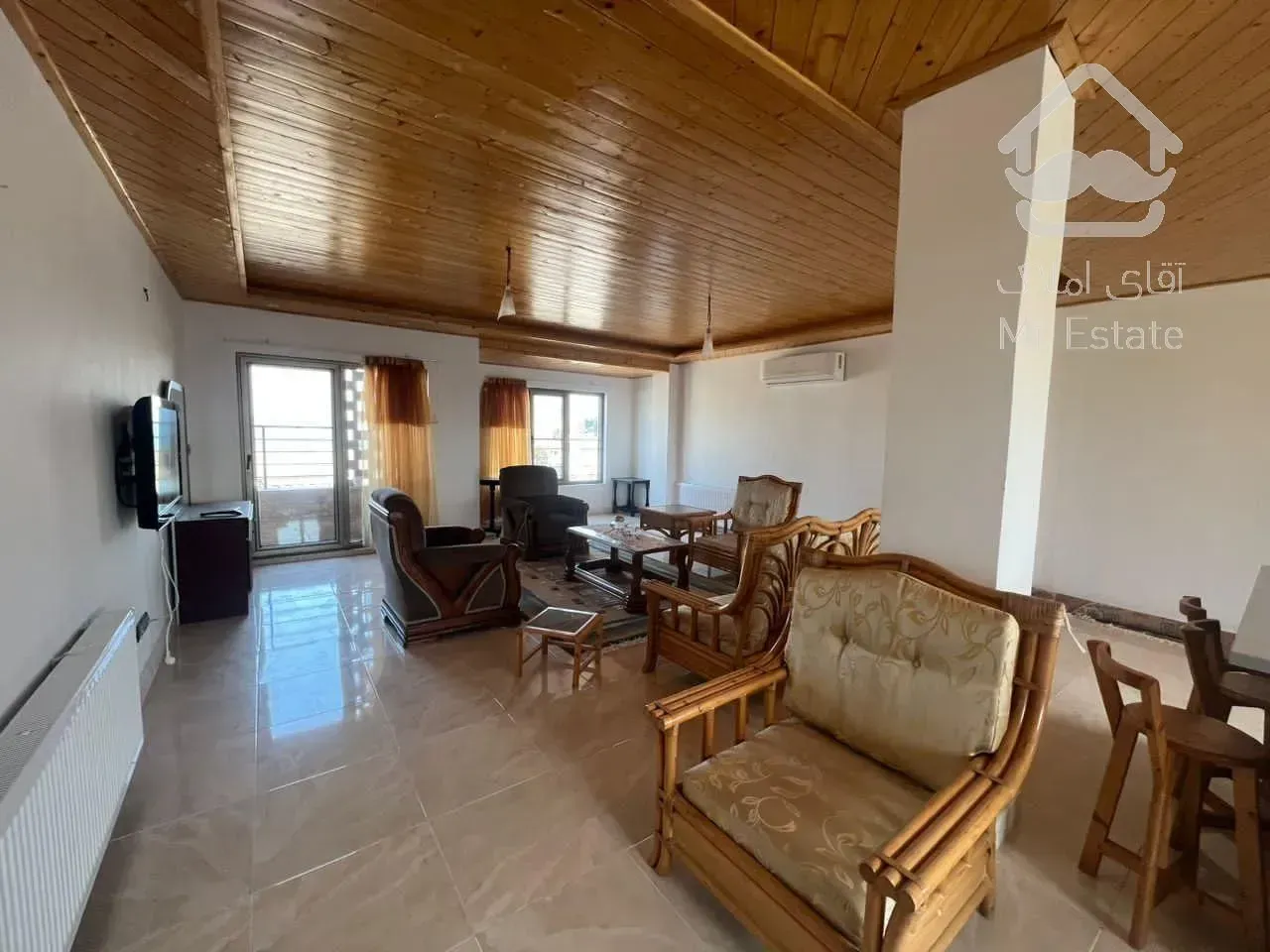 اپارتمان بر جاده اصلی