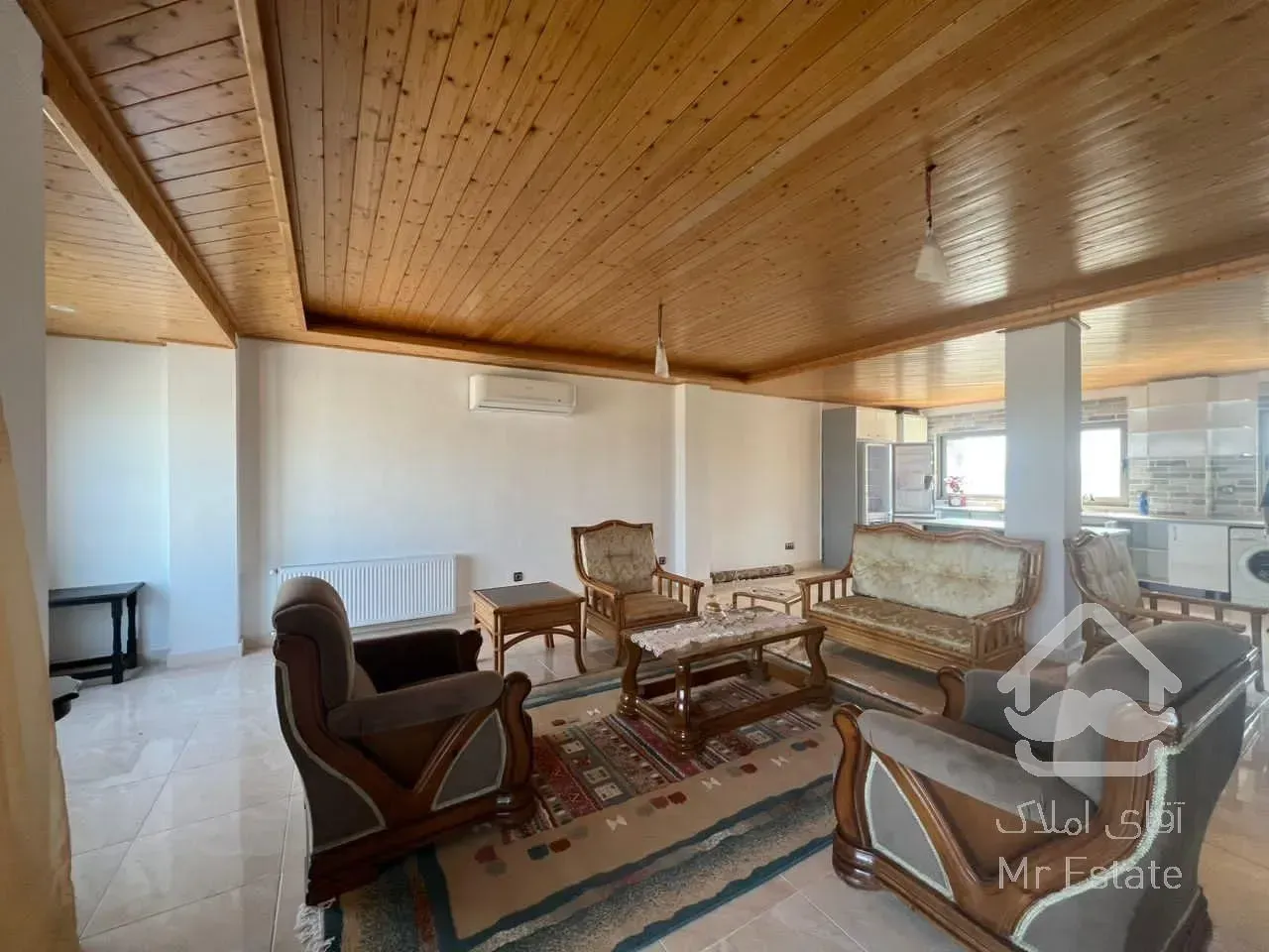 اپارتمان بر جاده اصلی