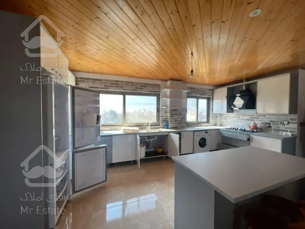 اپارتمان بر جاده اصلی