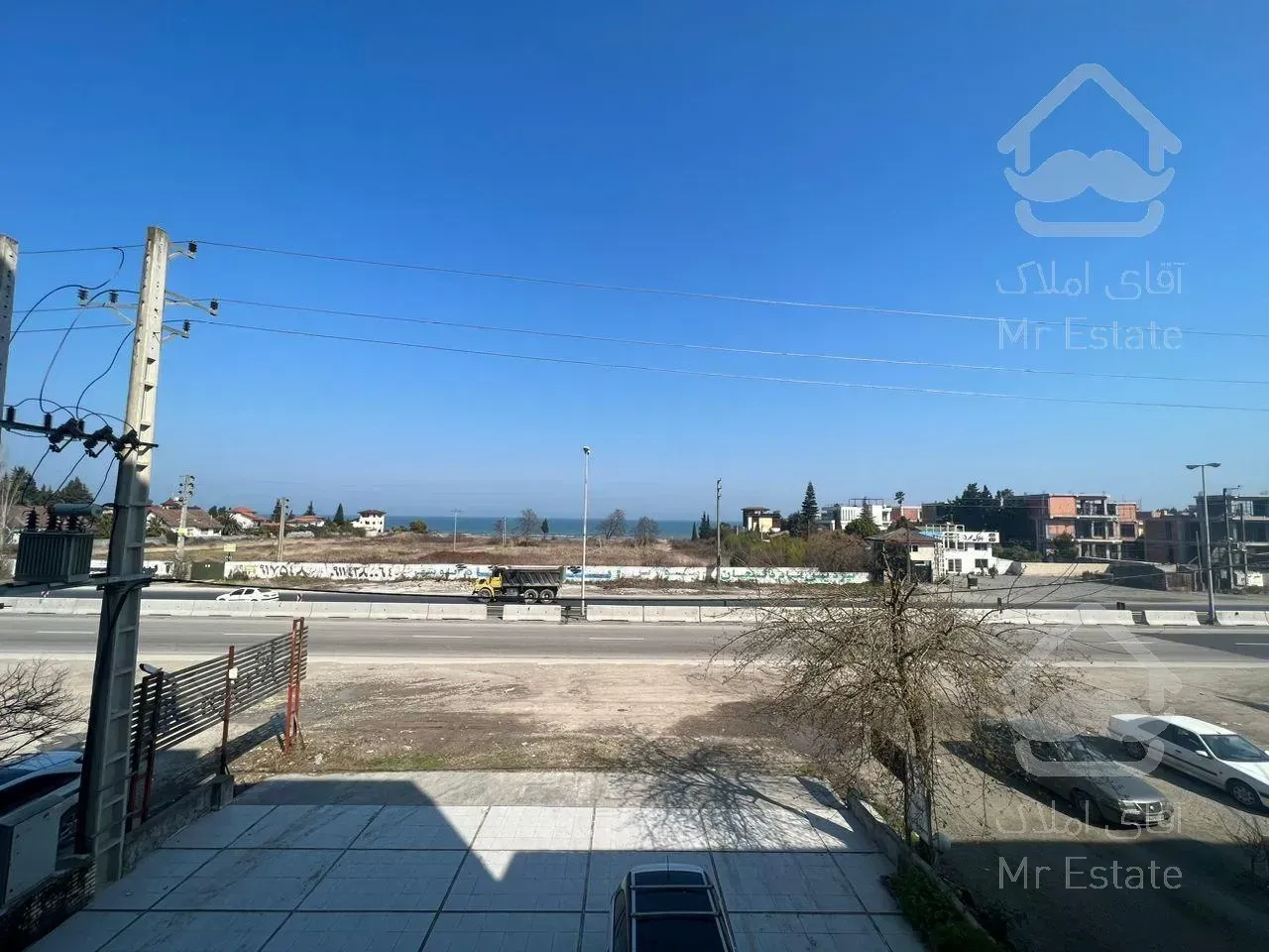 اپارتمان بر جاده اصلی