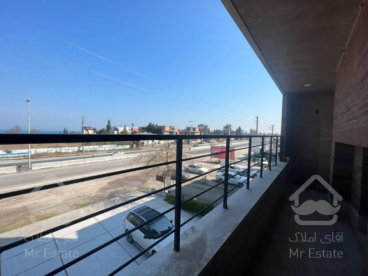 اپارتمان بر جاده اصلی