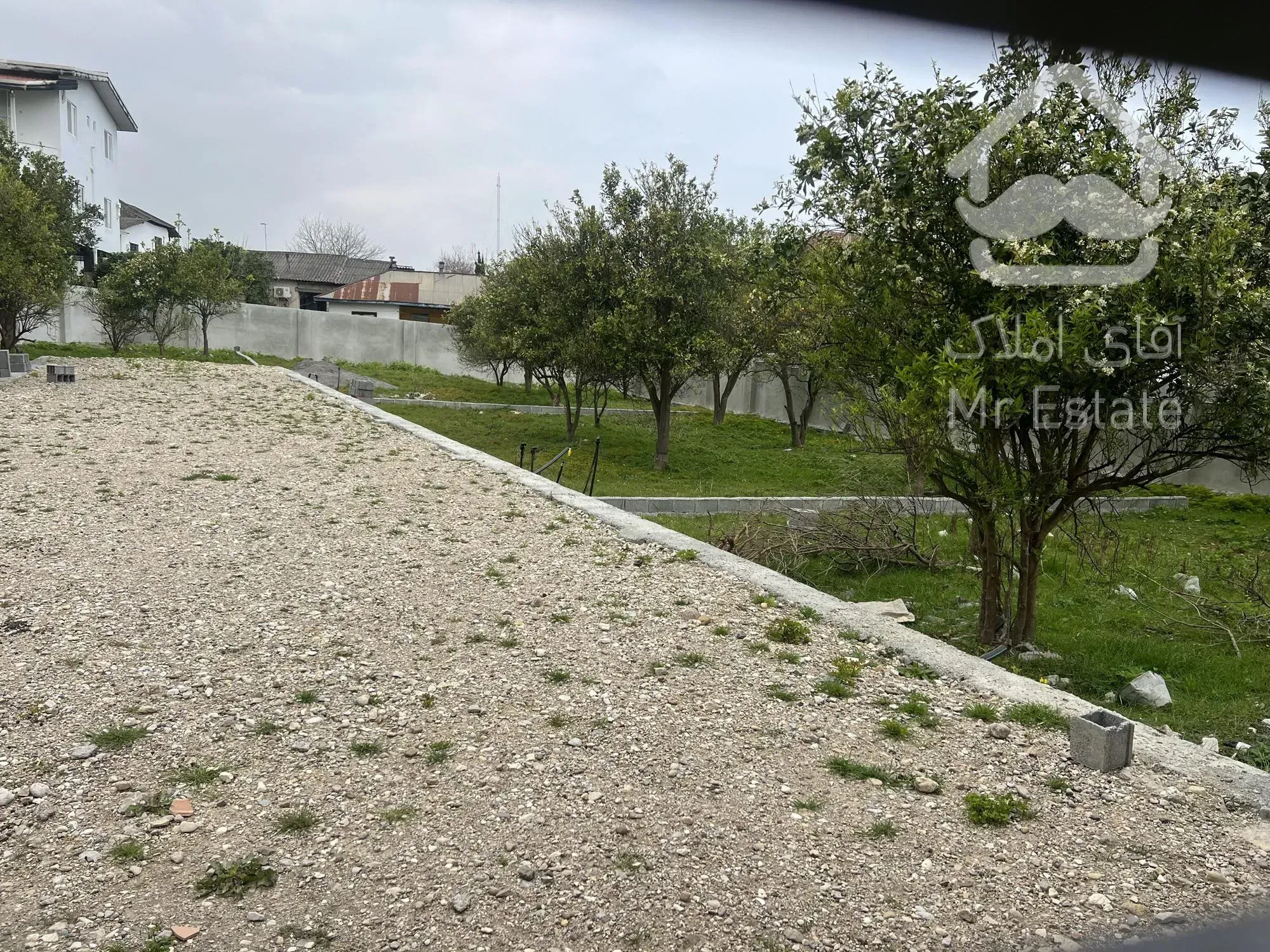 زمین باسند داخل مجتمع ۶ واحدی