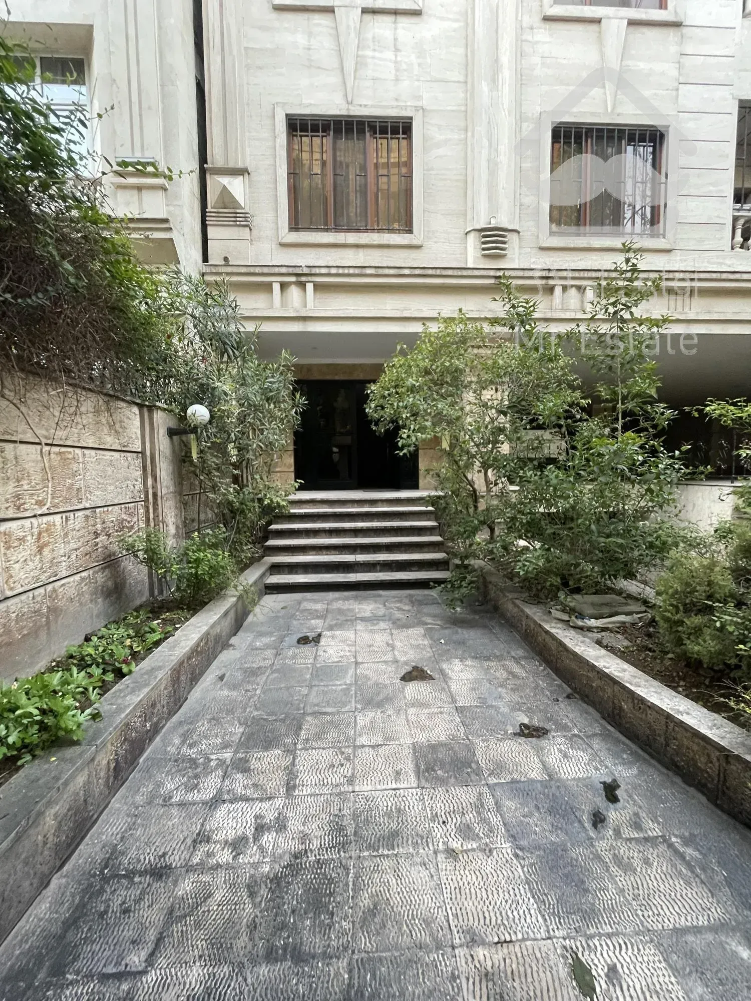 ۱۰۲ متر ۲ خواب با امکانات در فرعی مشجر ظفر