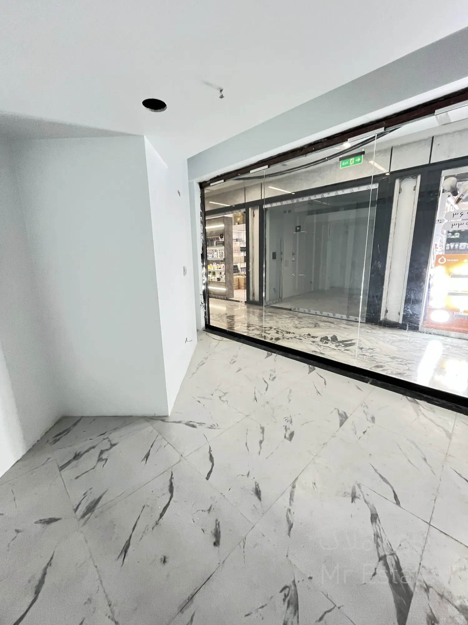 ۲۸ متر مغازه دارای بالکن پاساژ فراز لاله زار