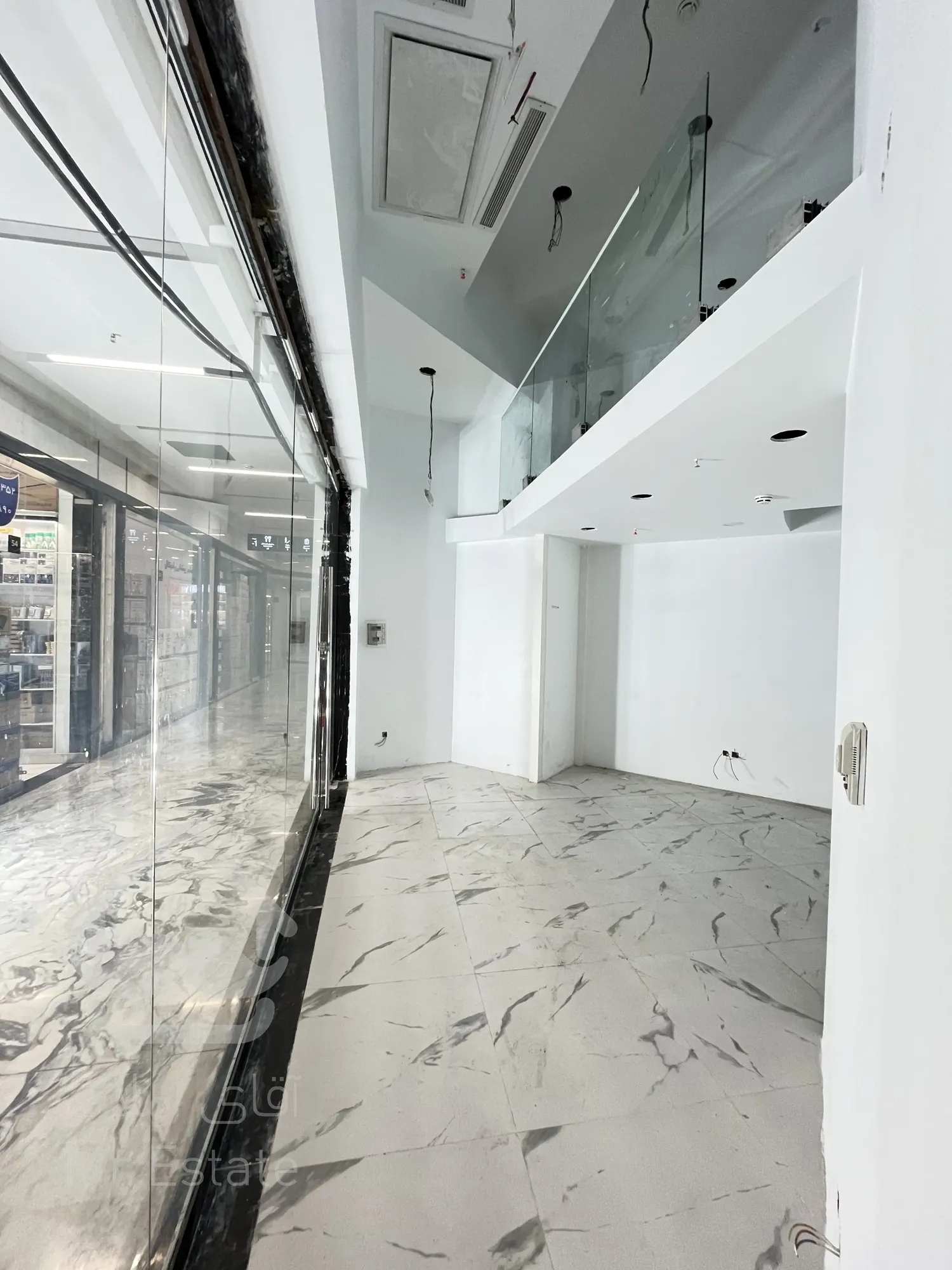 ۲۸ متر مغازه دارای بالکن پاساژ فراز لاله زار